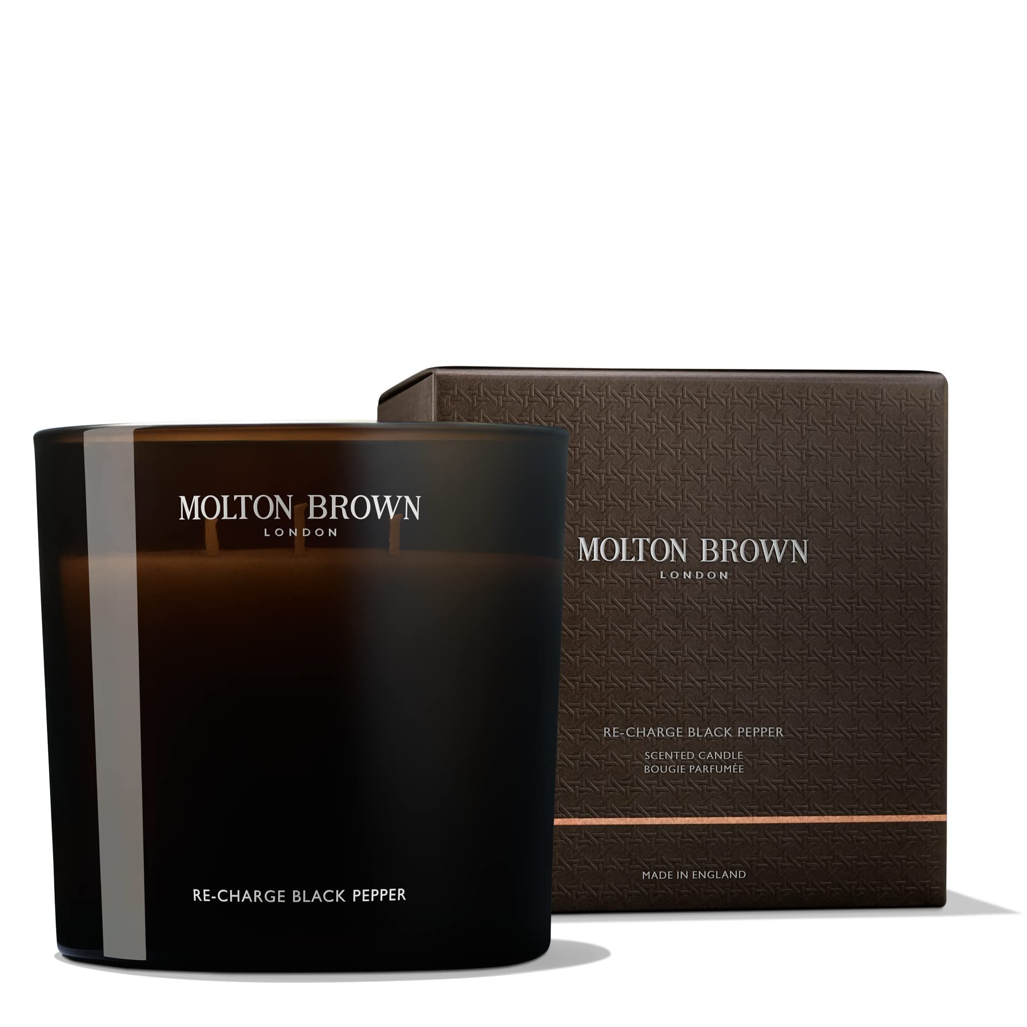 Schwarze Duftkerze und Verpackung. Aufschrift: Molton Brown London, Re-Charge Black Pepper. Made in England.