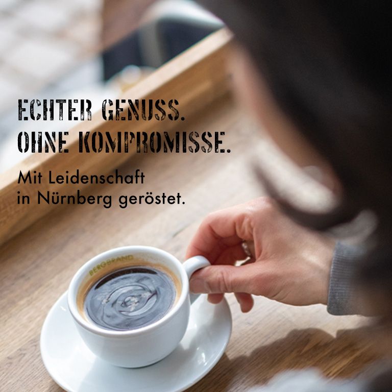 Kaffeekirschen an einem Strauch, mit Text über Handarbeit und Geschmack.