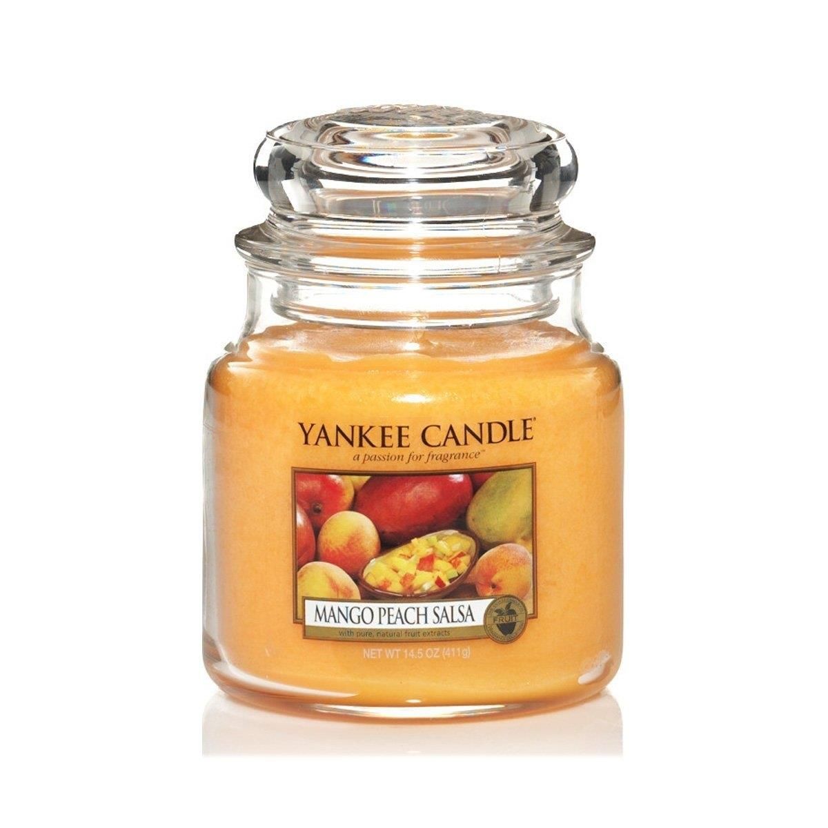 Duftkerze Mango Peach Salsa im Glas mit Deckel. Etikett mit Früchten. Marke Yankee Candle.