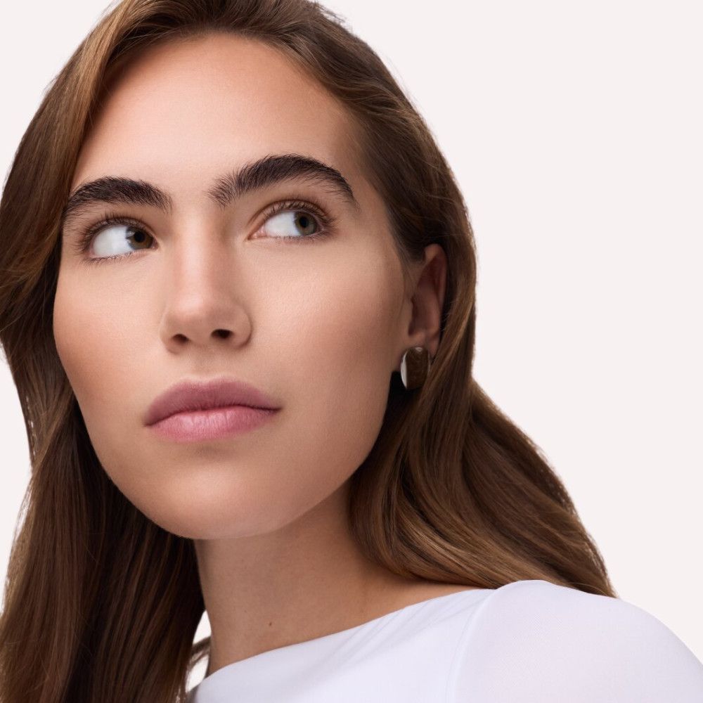 Porträt einer Frau mit aufgetragenem Make-up, das die Konturen hervorhebt.