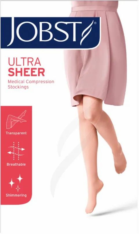 Beine mit JOBST UltraSheer Kompressionsstrümpfen. Produktverpackung mit Logo und Produktinformationen. Transparent, atmungsaktiv, schimmernd.