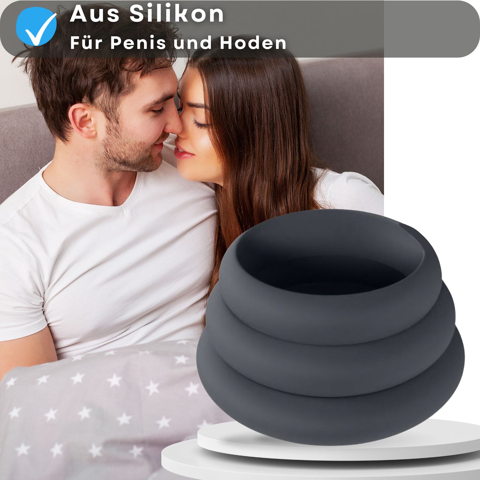 Ein Paar liegt im Bett, neben einem Penisring-Set. Text: Aus Silikon, für Penis und Hoden.