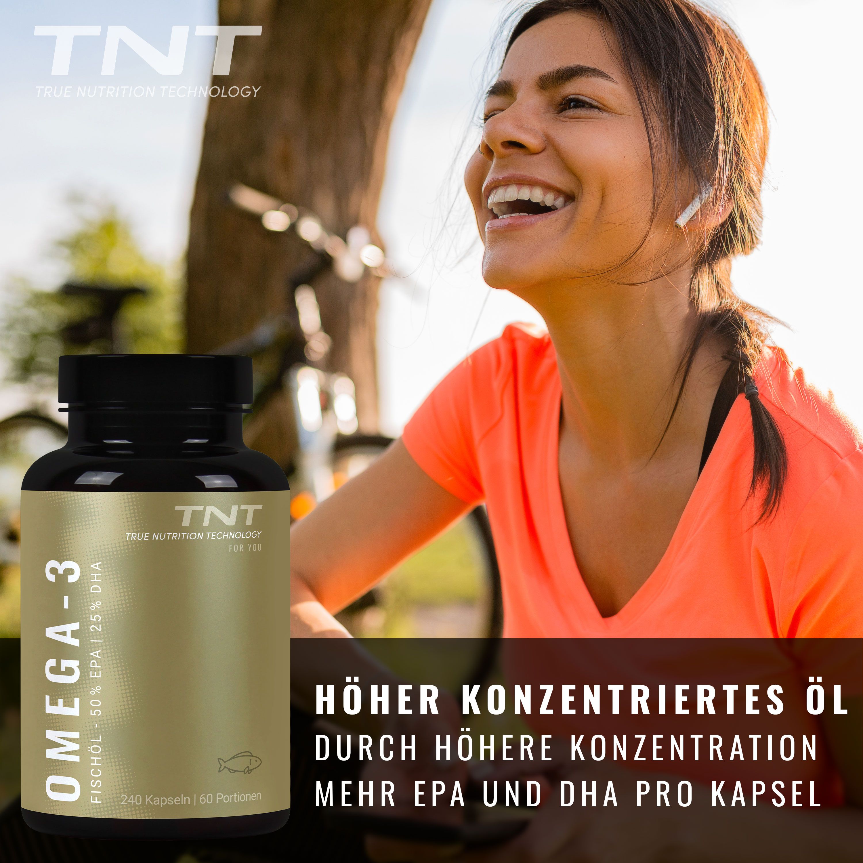 Frau lacht im Freien neben einer Flasche Omega-3 Kapseln. Text: 'HÖHER KONZENTRIERTES ÖL'.