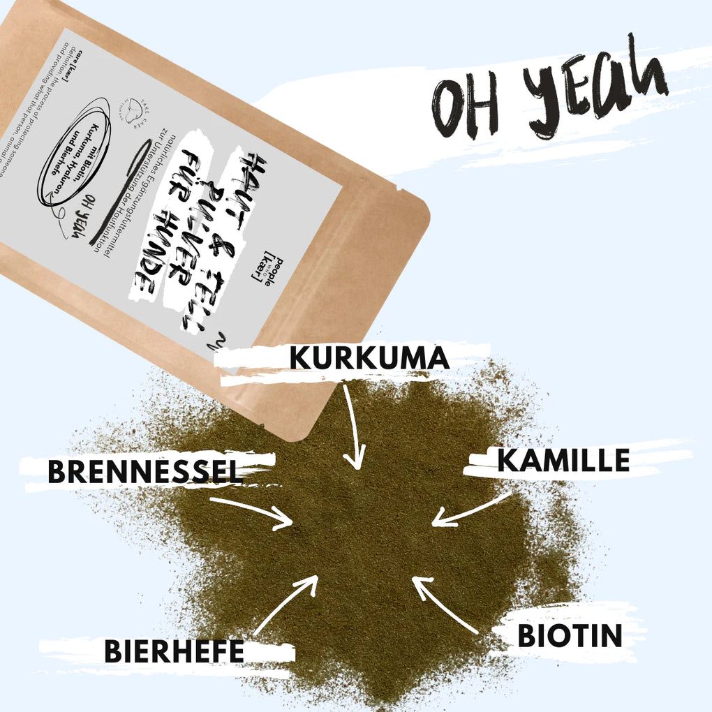 Produktbeutel "Haut & Fell Pulver für Hunde" und Zutaten. Zutaten: Kurkuma, Brennnessel, Kamille, Biotin und Bierhefe. Text: "OH YEAH".