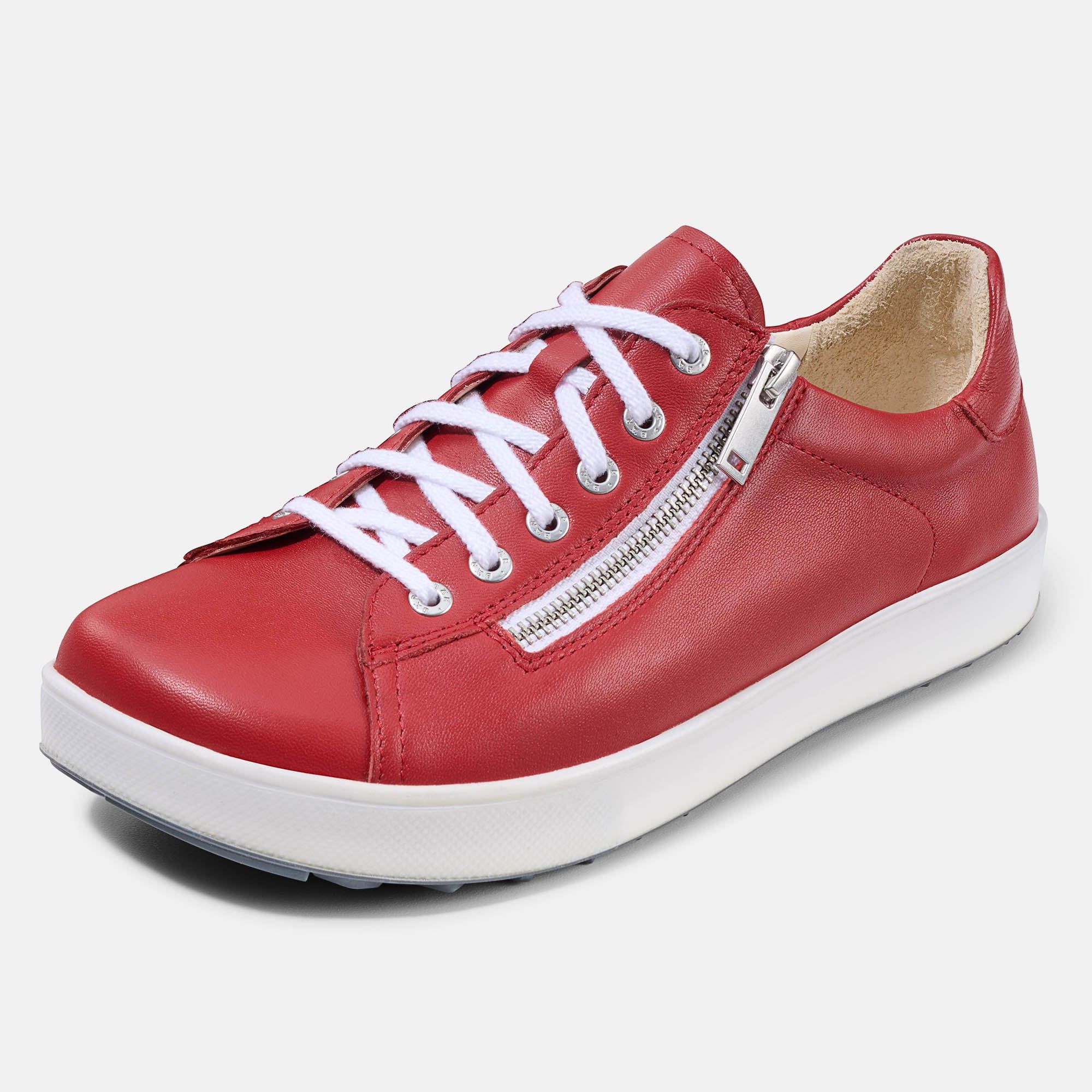 Roter Damensneaker mit weißen Schnürsenkeln und Reißverschluss. Weiße Sohle. Seitenansicht.