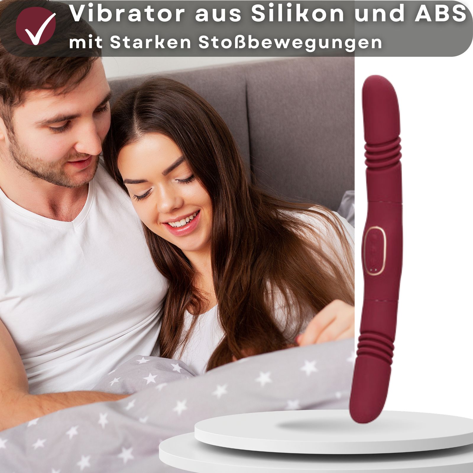 Bordeauxfarbener Vibrator. Aus Silikon und ABS. Mit starken Stoßbewegungen. Vor Paar im Bett.