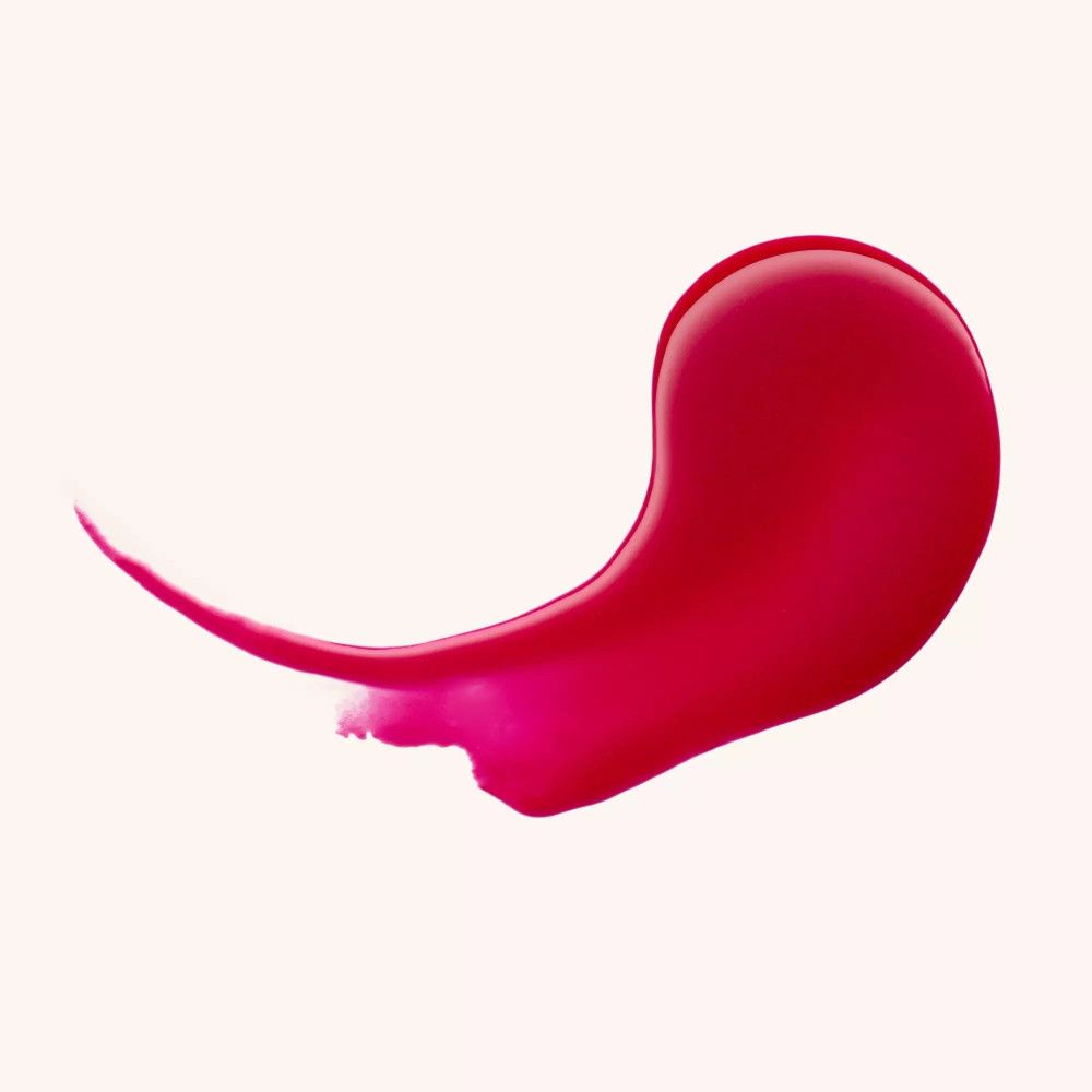 Pinkfarbener Lippenbalsam-Abstrich. Glänzende Textur, geschwungene Form auf hellem Hintergrund.