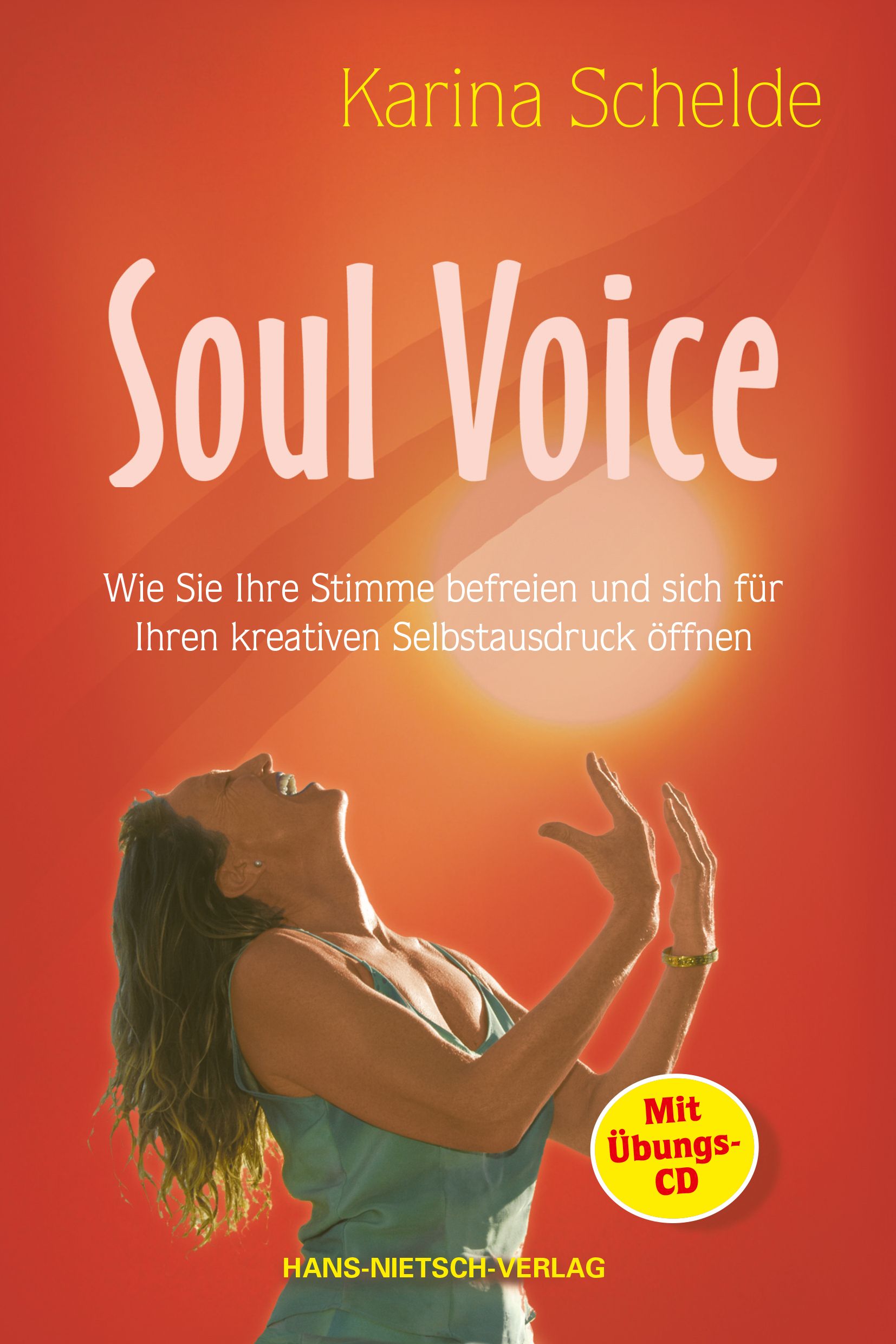 Buchcover mit Titel "Soul Voice" und Autorin Karina Schelde. Frau mit erhobenen Armen vor rotem Hintergrund. Mit Übungs-CD.