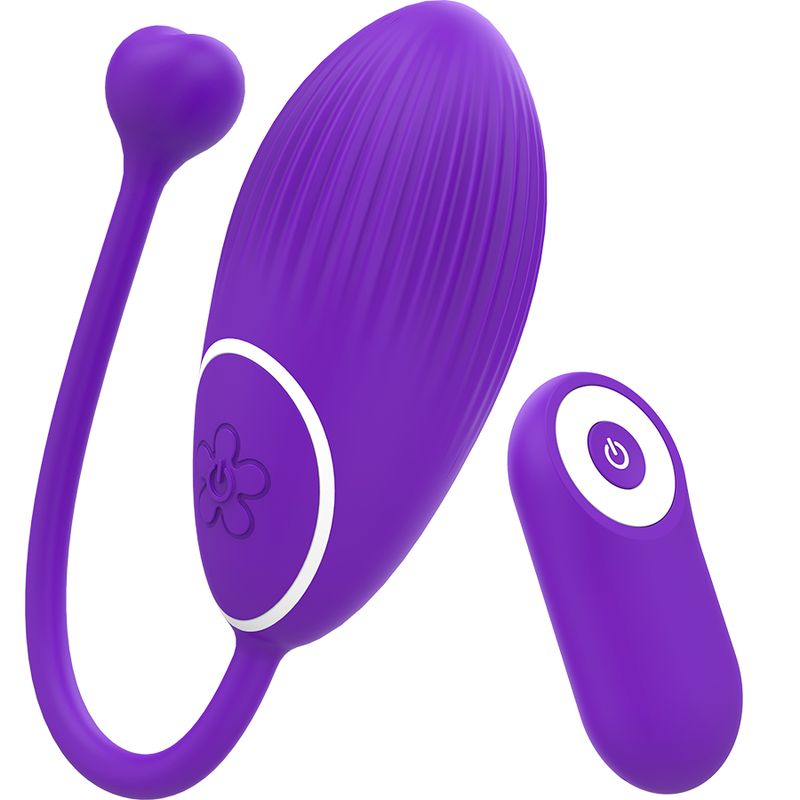 Lila Vibrator mit herzförmigem Griff und Fernbedienung. Blütenmuster auf dem Hauptteil. Ein-Aus-Taste auf der Fernbedienung.