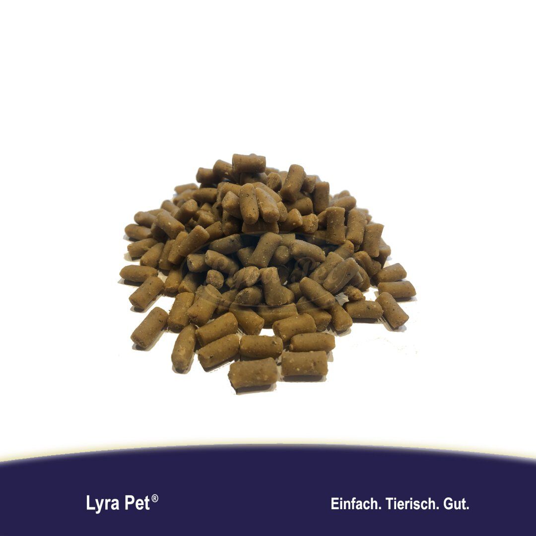 Haufen brauner, zylindrischer Futterpellets. Unten links: Lyra Pet. Unten rechts: Einfach. Tierisch. Gut.