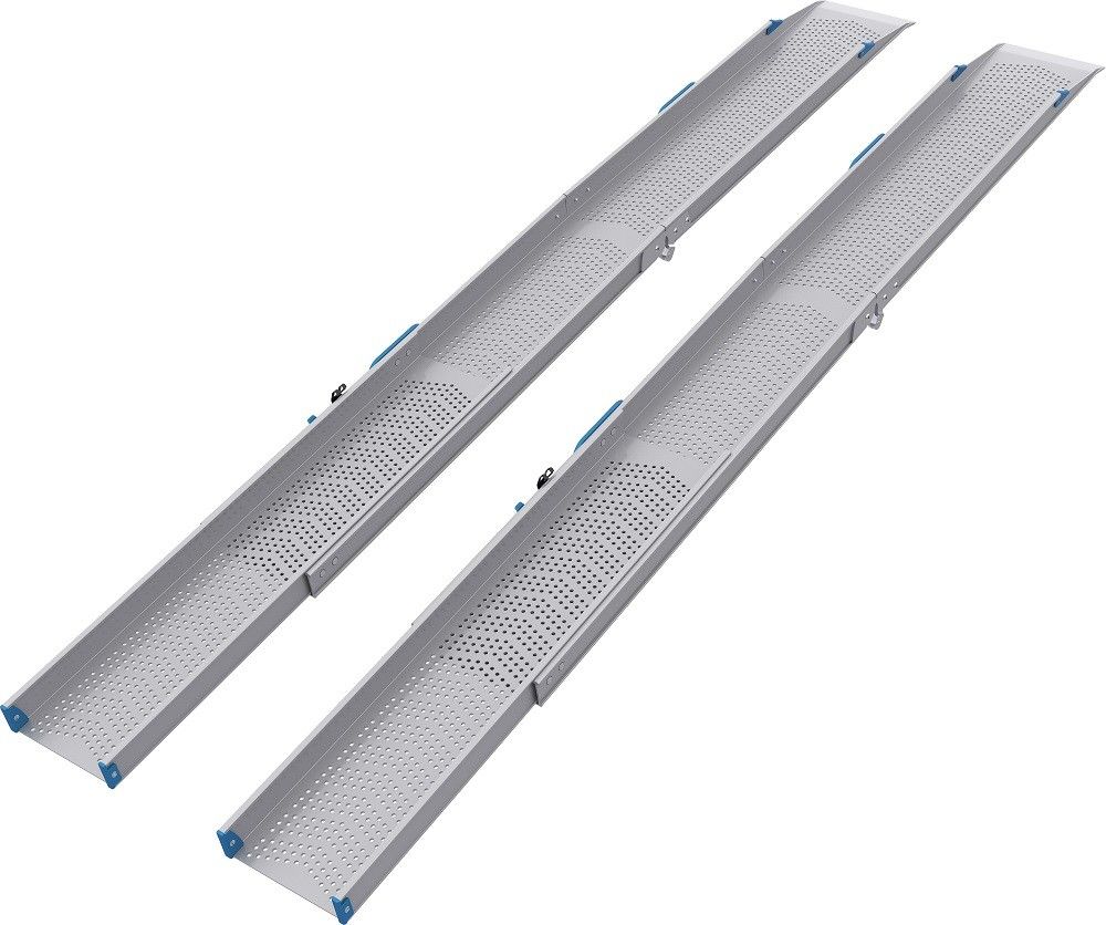 Zwei silberfarbene, teleskopierbare Rampen mit blauen Akzenten. Perforierte Oberfläche, klappbar.