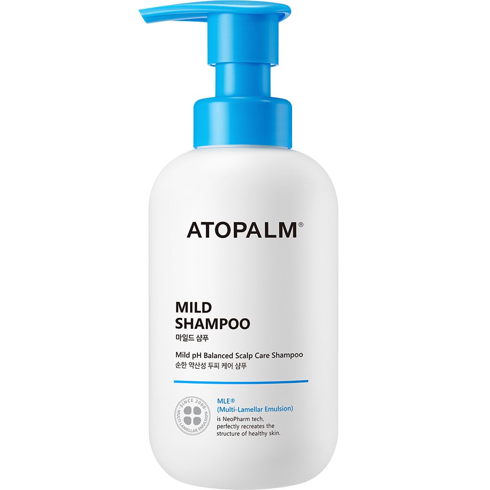 Weiße Flasche mit blauem Pumpkopf. Aufschrift ATOPALM, MILD SHAMPOO. Produkt für empfindliche Kopfhaut. Mit Zertifizierungen.