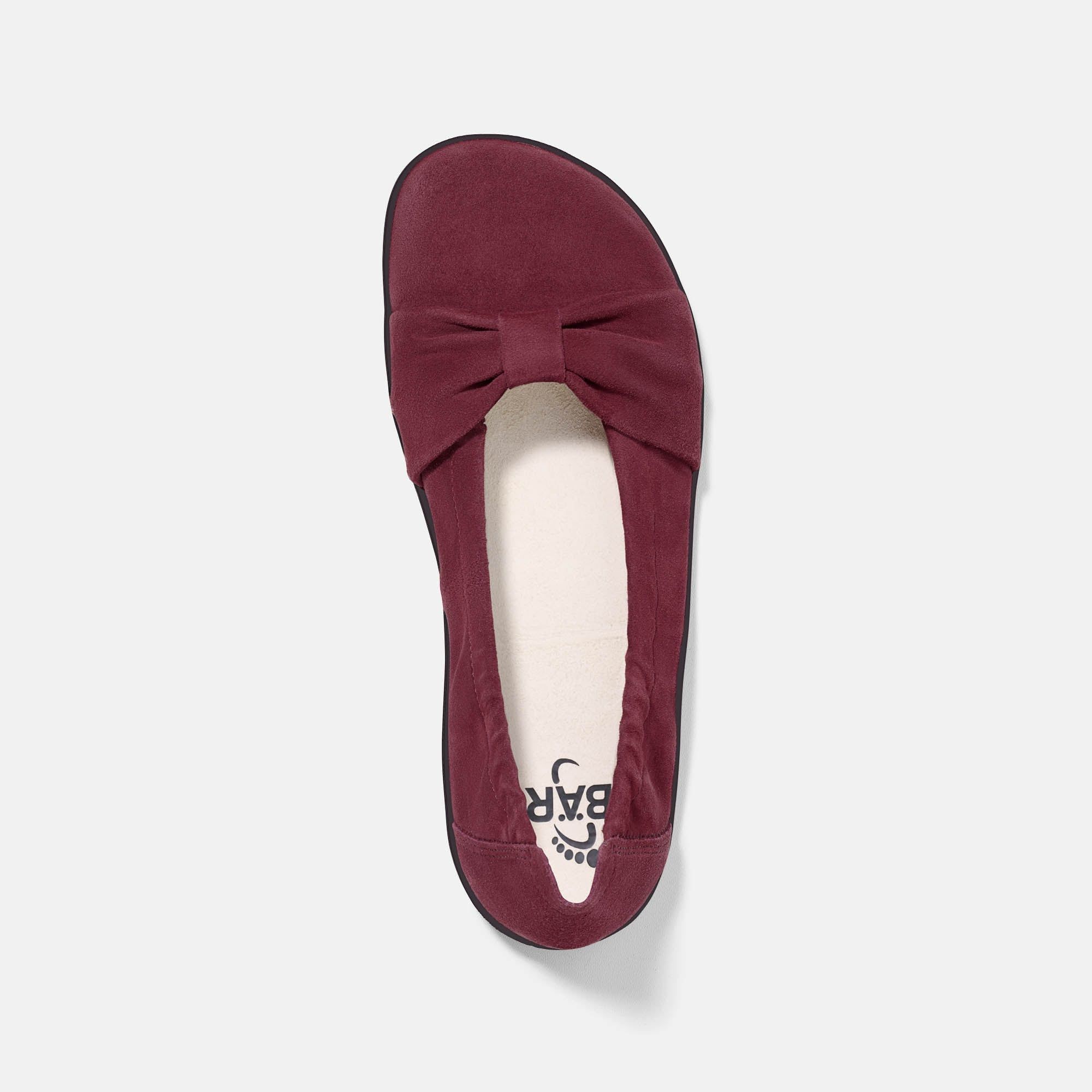 Ballerina, bordeauxfarben, Wildleder, mit Schleife. Innensohle mit Logo. Schwarze Sohle. Weite: breit.