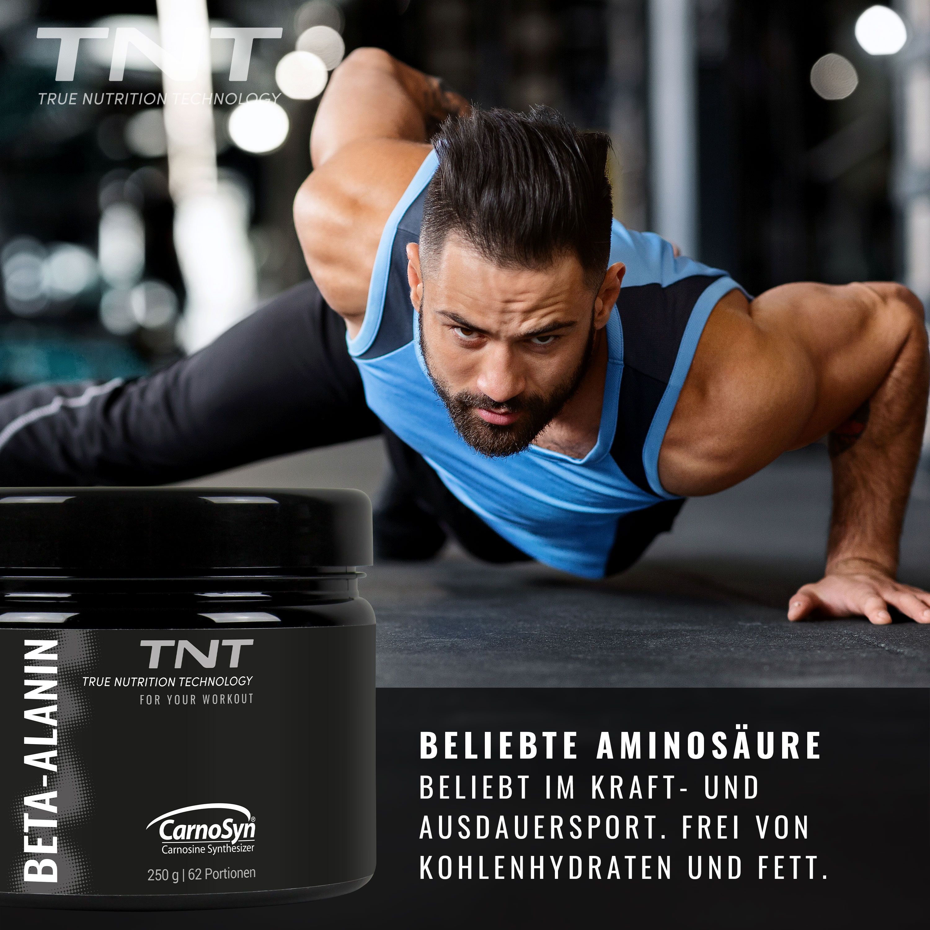 Mann beim Training mit Produkt-Behälter. Text: Beta-Alanin, TNT, CarnoSyn, beliebte Aminosäure, frei von Kohlenhydraten und Fett.