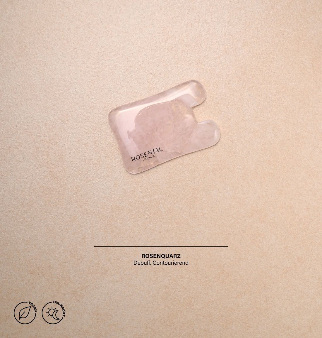 Rosental Organics Gua Sha aus Rosenquarz auf beigem Untergrund. Text: Rosenquarz, Depuff, Contourierend. Vegan- und Nacht-Symbol.