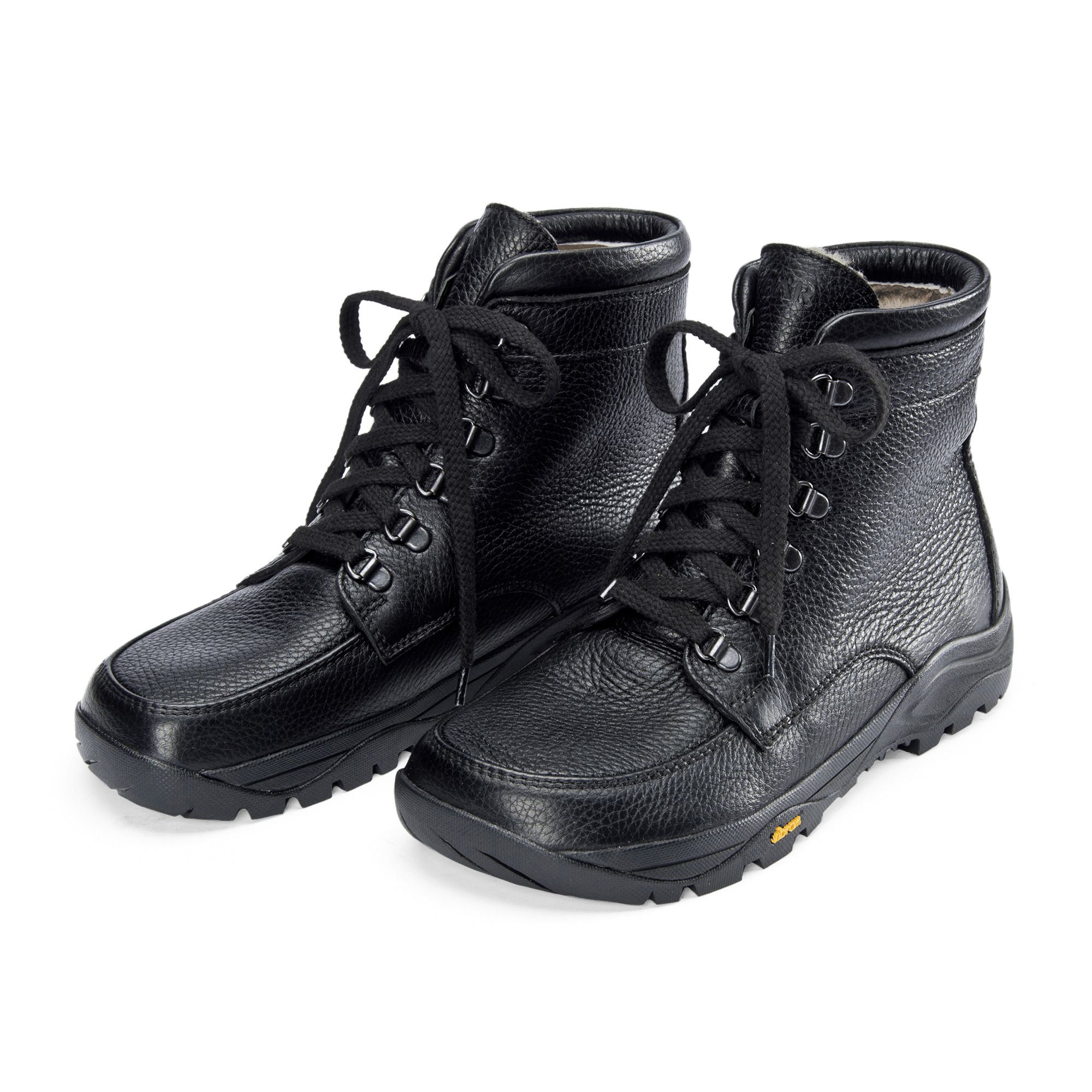 Schwarze Lederstiefel mit Schnürung. Breite Passform. Lammfellfutter sichtbar. Vibram-Sohle. Zwei Stiefel nebeneinander.