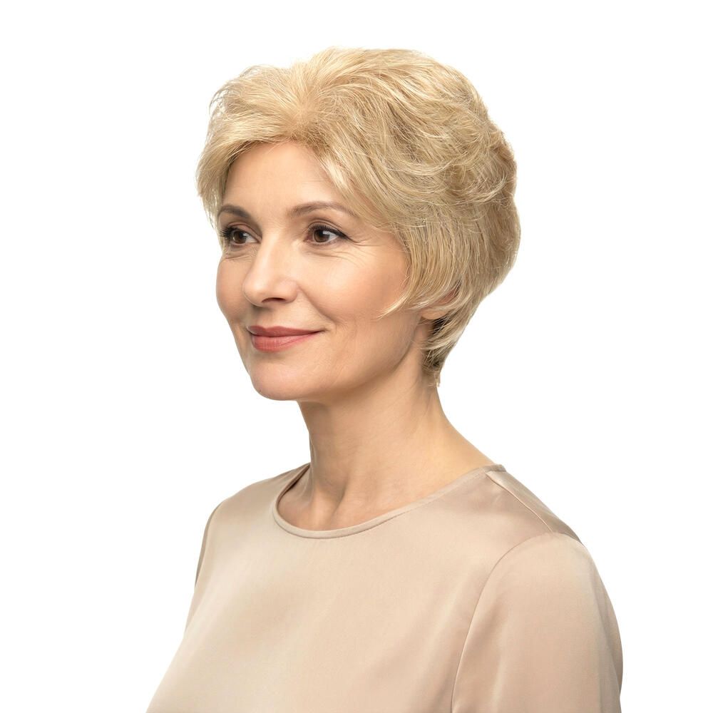 Blonde Perücke, kurze Frisur. Frau im Profil, Blick nach links.