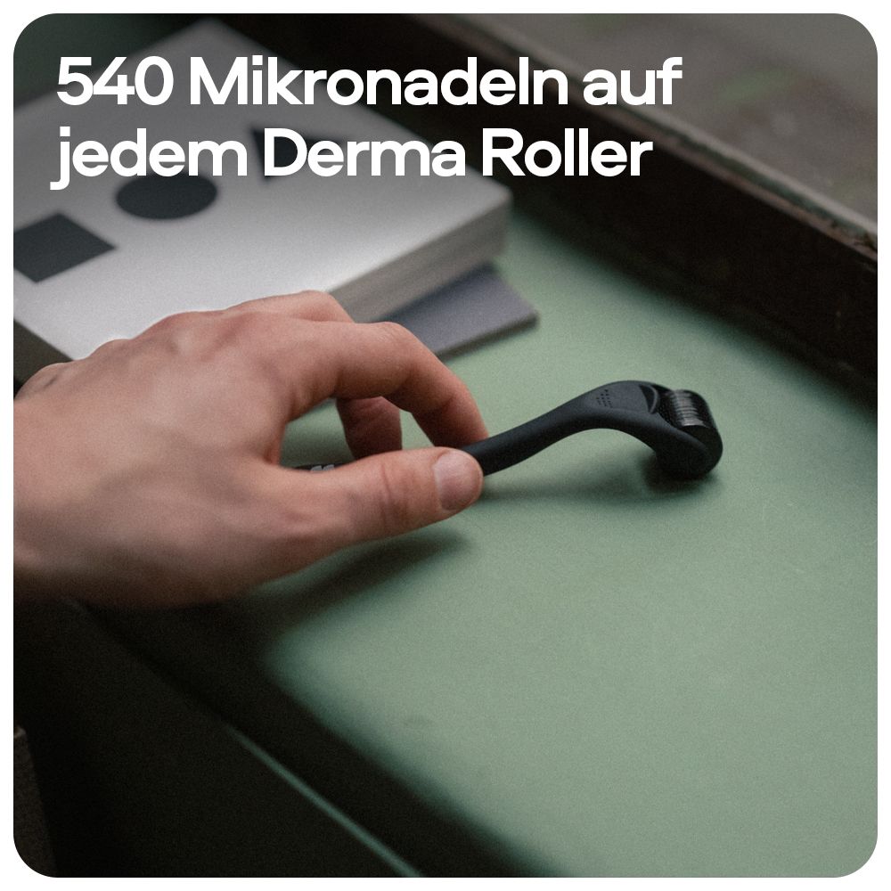 Person hält Derma Roller. Text: 540 Mikronadeln auf jedem Derma Roller.