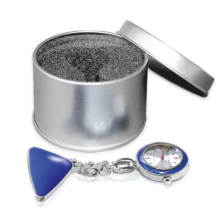Schwesternuhr mit blauem Ziffernblatt und blauem Dreieck, silberne Kette. In silberner Metalldose mit Deckel.