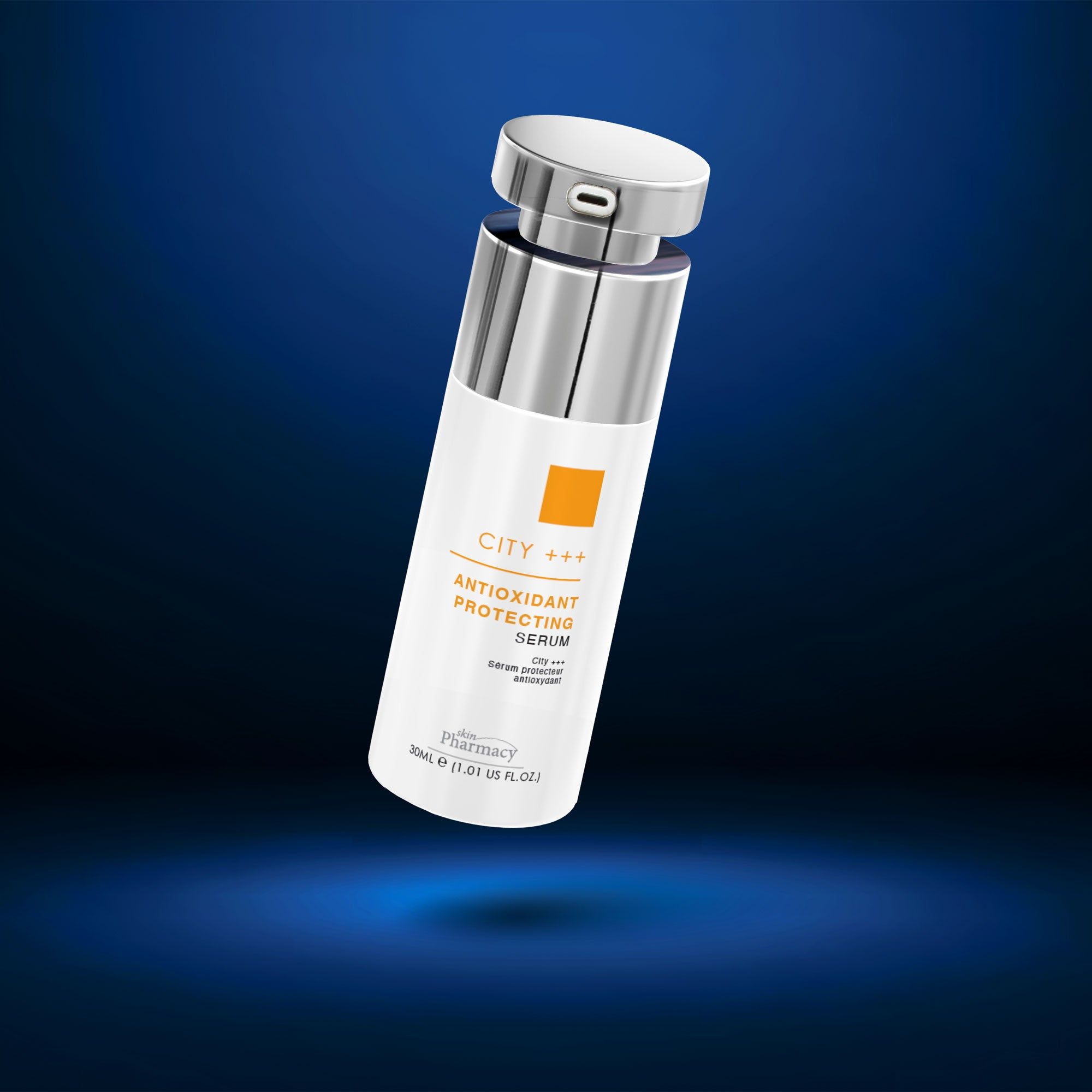 Weißes Serum mit silbernem Verschluss. Orangefarbenes Quadrat. Text: CITY +++, ANTIOXIDANT PROTECTING SERUM, skinPharmacy. Hintergrund: blau.