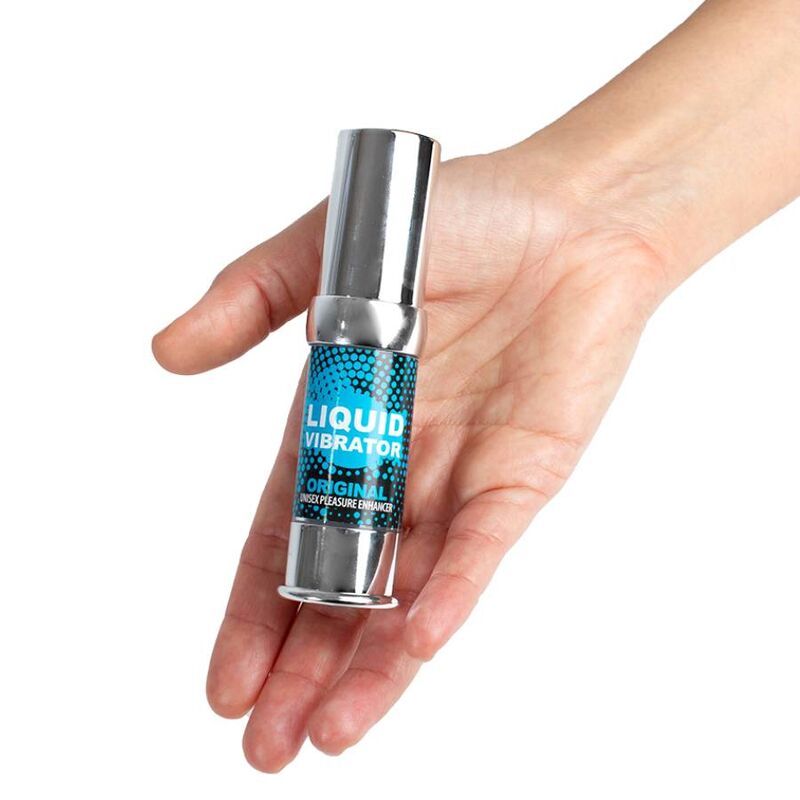 Hand hält silberne Flasche mit blauem Muster und Produktnamen. Flüssiger Vibrator, 15 ml.