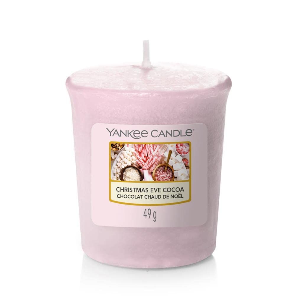 Rosa Kerze mit Etikett. Aufschrift: Yankee Candle, Christmas Eve Cocoa, Chocolat Chaud de Noël, 49 g.