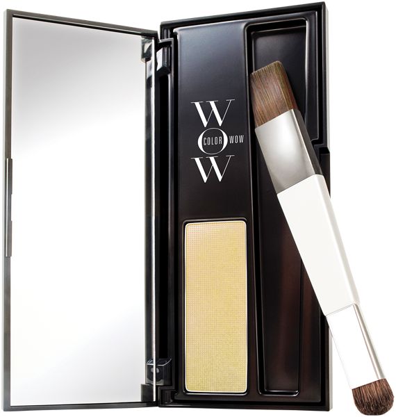 Schwarze, rechteckige Kompaktverpackung mit Spiegel, Puder und Pinsel. Aufschrift: Color Wow. Pinsel mit weißem Griff und braunen Borsten.