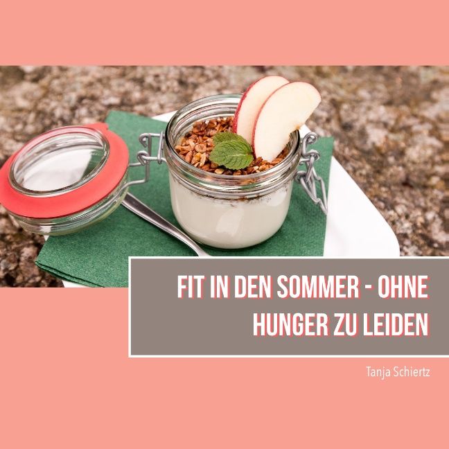 Glas mit Granola, Joghurt und Apfelscheiben. Deckel daneben. Aufschrift: Fit in den Sommer - Ohne Hunger zu leiden.