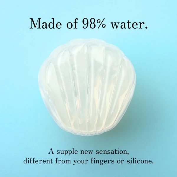 Stimulator aus transparentem Material. Text: „Hergestellt aus 98% Wasser“. Text: „Eine neue, geschmeidige Sensation“.