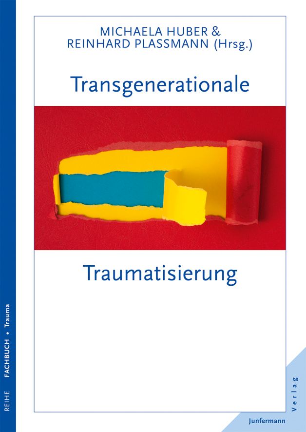 Buchcover mit Titel „Transgenerationale Traumatisierung“. Autoren: Huber & Plassmann. Verlag Junfermann. Roter Hintergrund mit gelbem und blauem Papier.