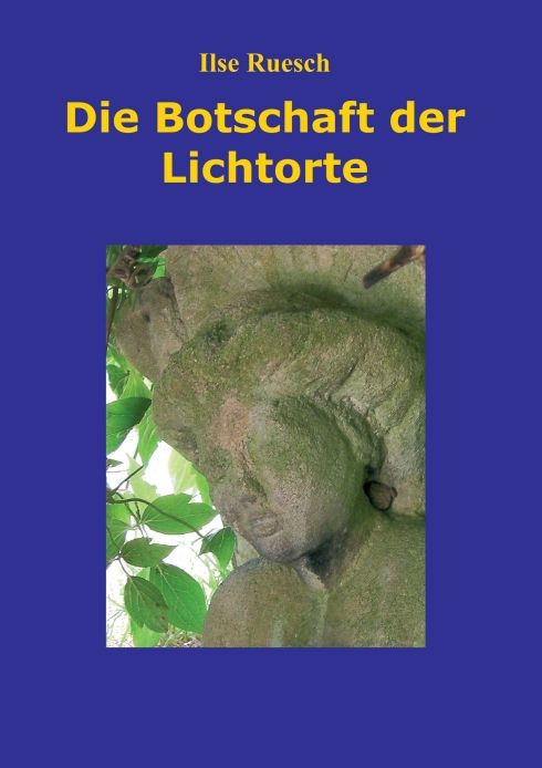 Buchcover mit Titel "Die Botschaft der Lichtorte" von Ilse Ruesch. Abbildung einer Statue vor blauem Hintergrund.