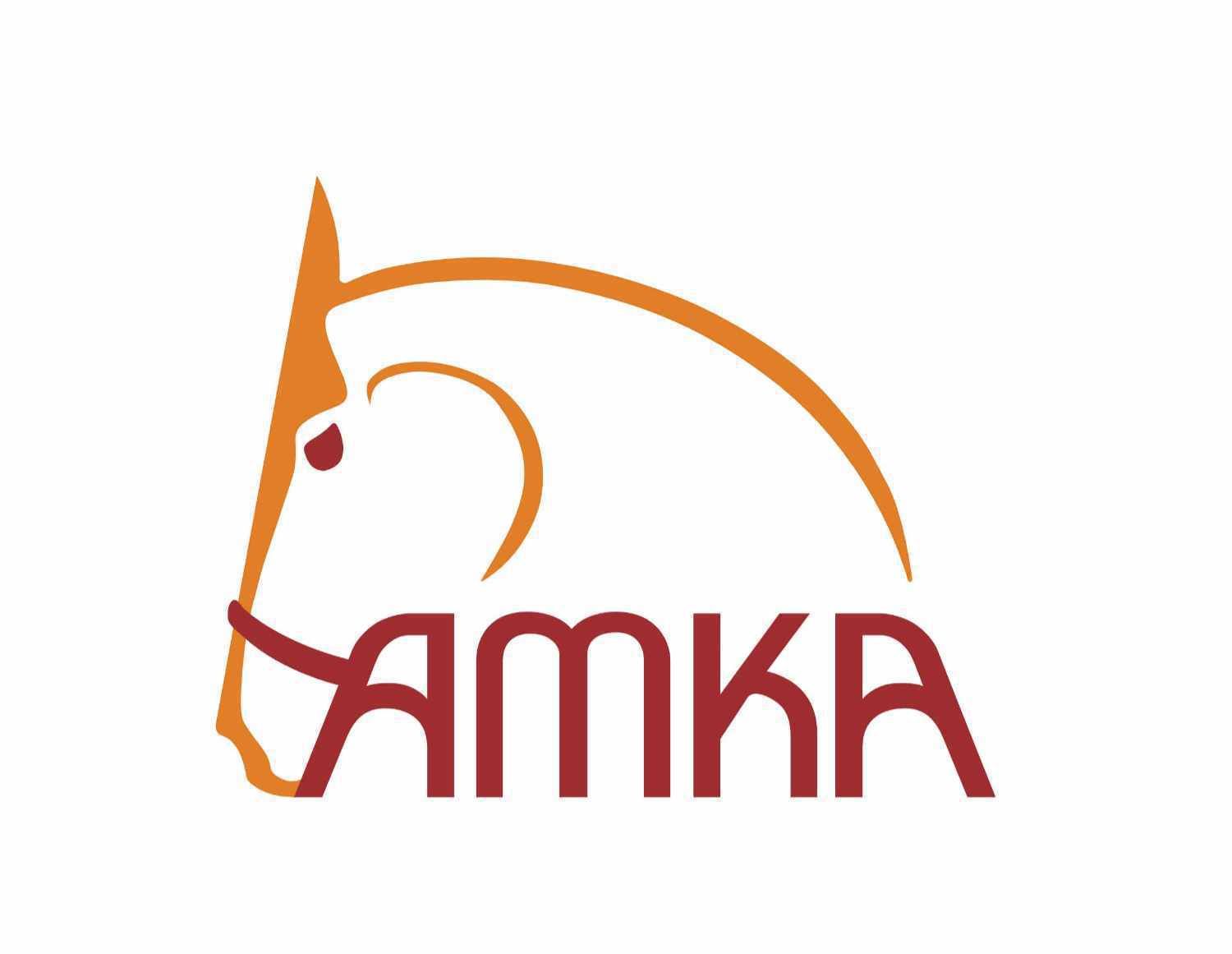 Logo AMKA: Pferdekopf-Silhouette in Orange und Rot. Der Schriftzug AMKA ist unter dem Kopf platziert.