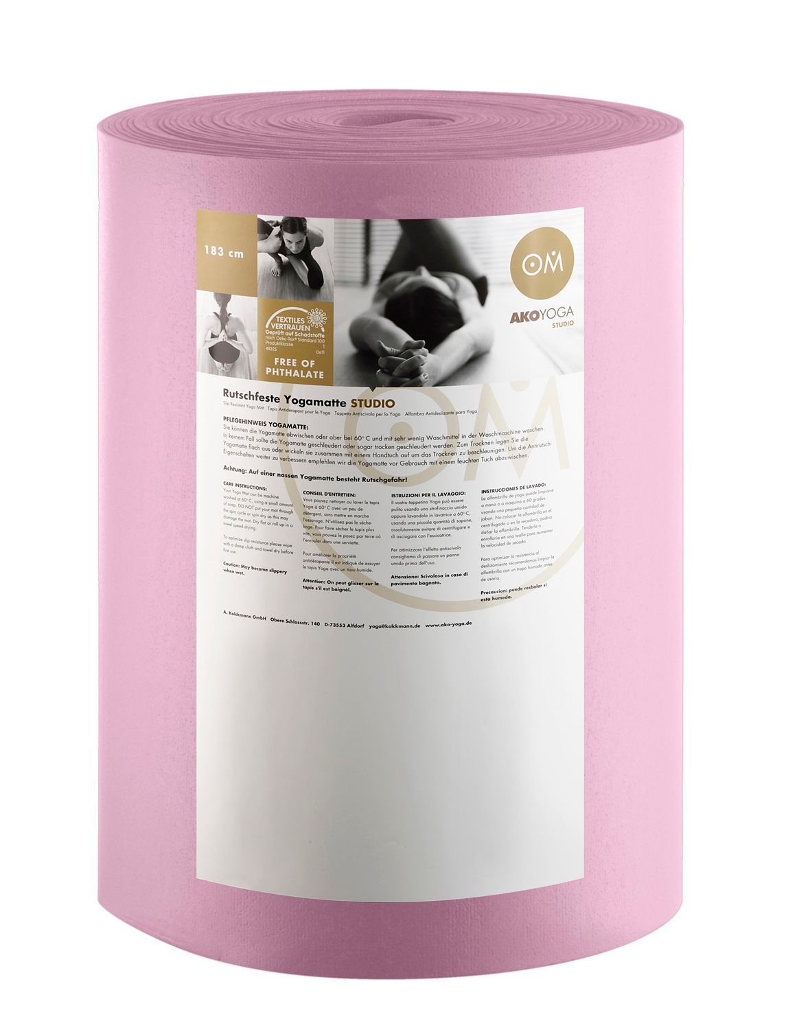 Gerollte rosa Yogamatte mit Produktinformationen und Siegeln wie 'FREE OF PHTHALATE'.