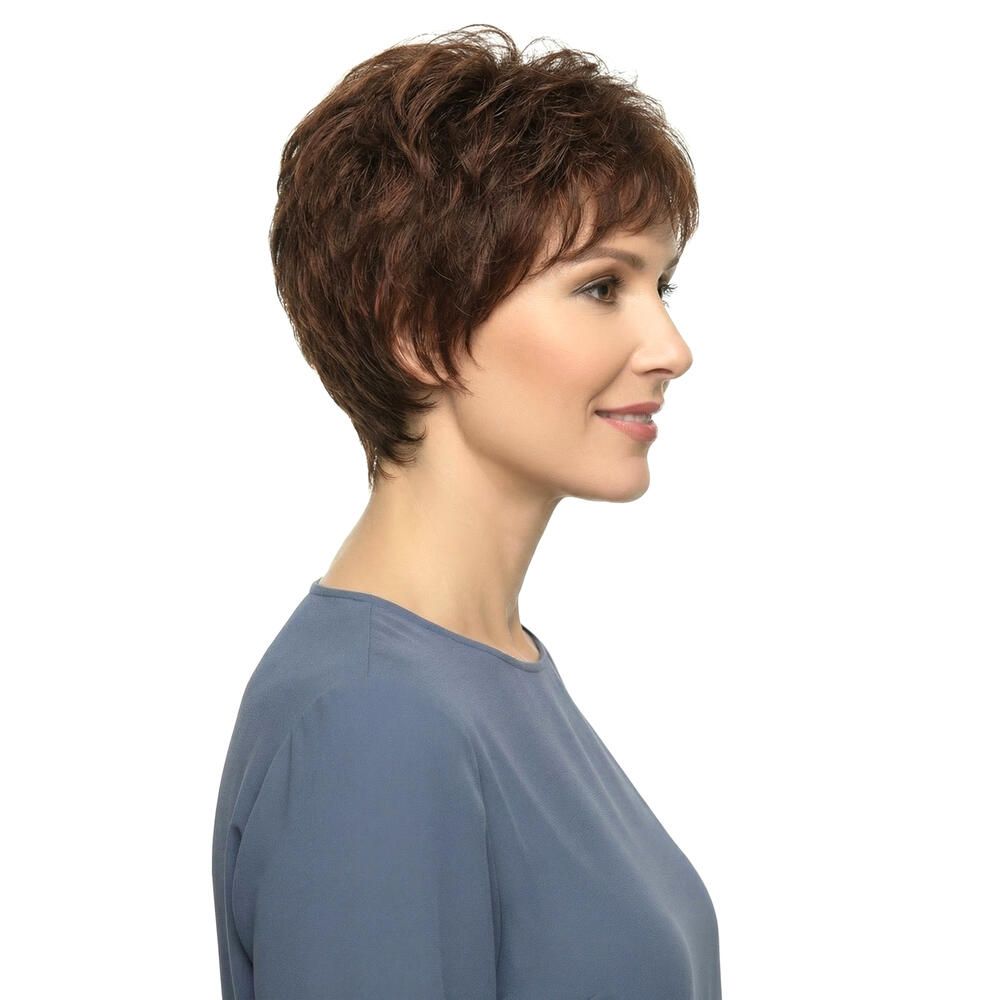 Kurzhaarperücke, braun, mit Pony, auf einer Frau. Seitliche Ansicht, die Frau trägt ein blaues Oberteil.