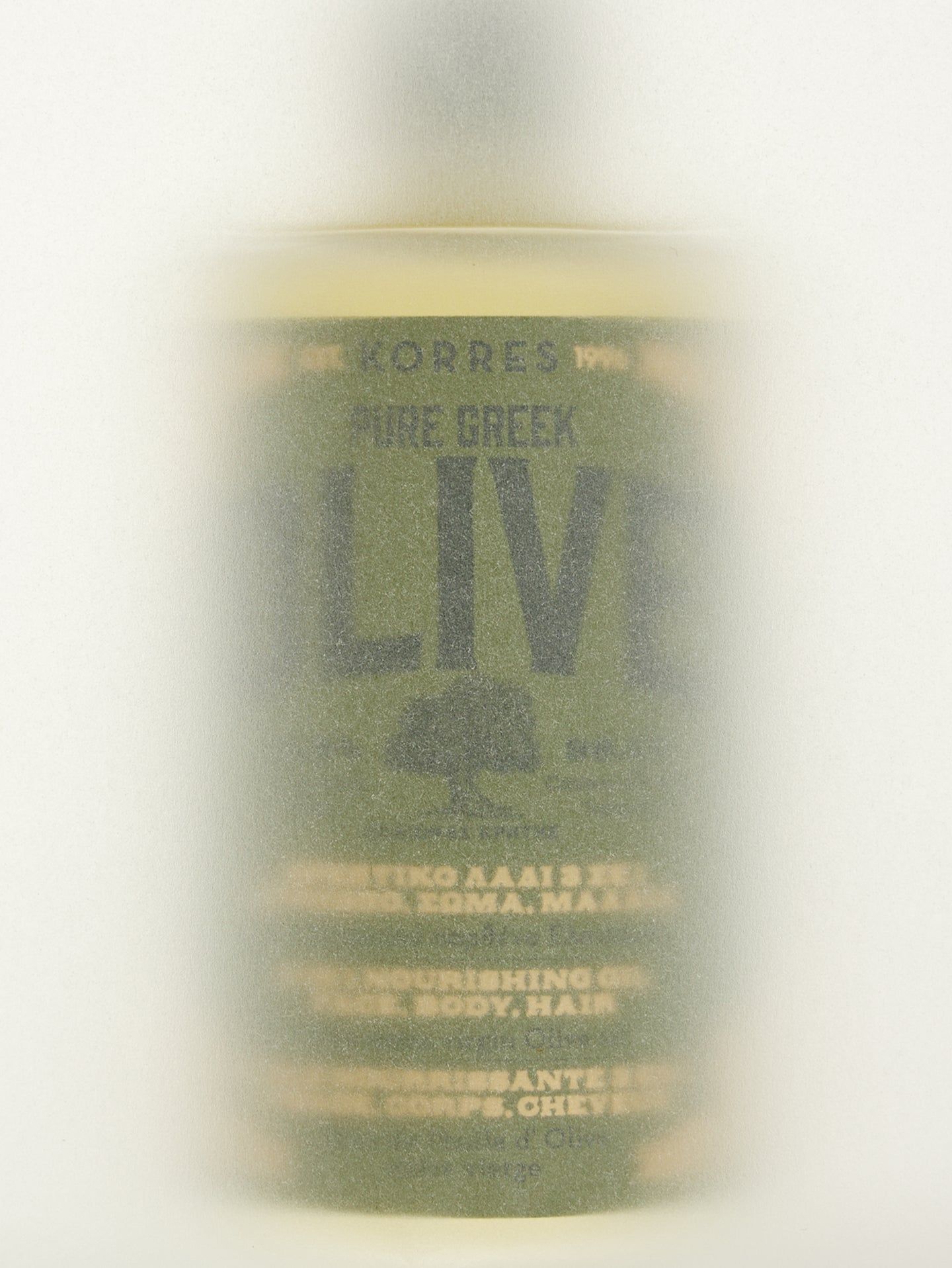 Grüne Flasche mit Produktetikett. Text: KORRES Pure Greek OLIVE. 3 in 1 Öl. Nährendes Öl für Gesicht, Körper, Haar.