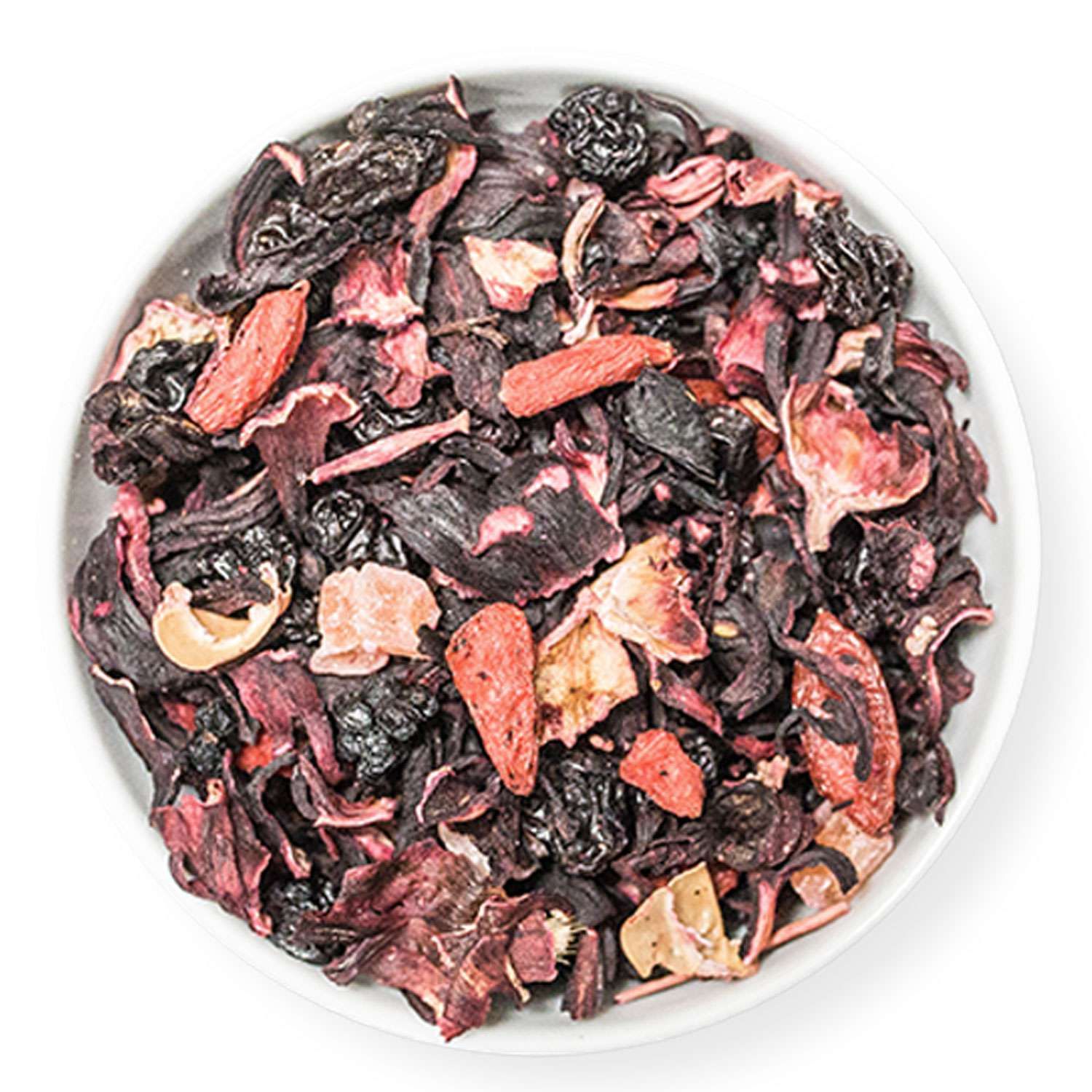 Früchtetee in weißer Schale. Sichtbar sind getrocknete Früchte, darunter Gojibeeren und Hibiskusblüten.