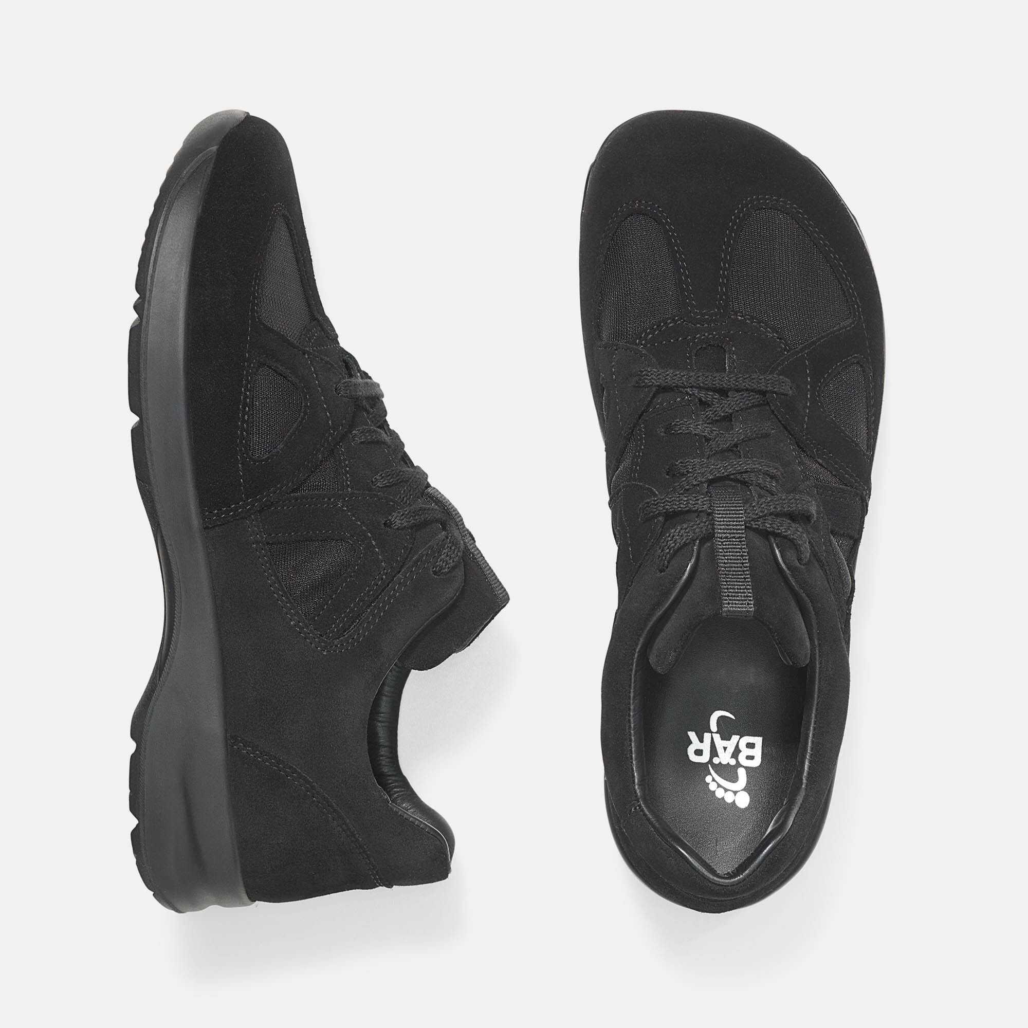 Schwarze Schnürschuhe, breite Passform. Wildleder- und Mesh-Obermaterial. BÄR-Logo auf der Innensohle. Gummisohle.