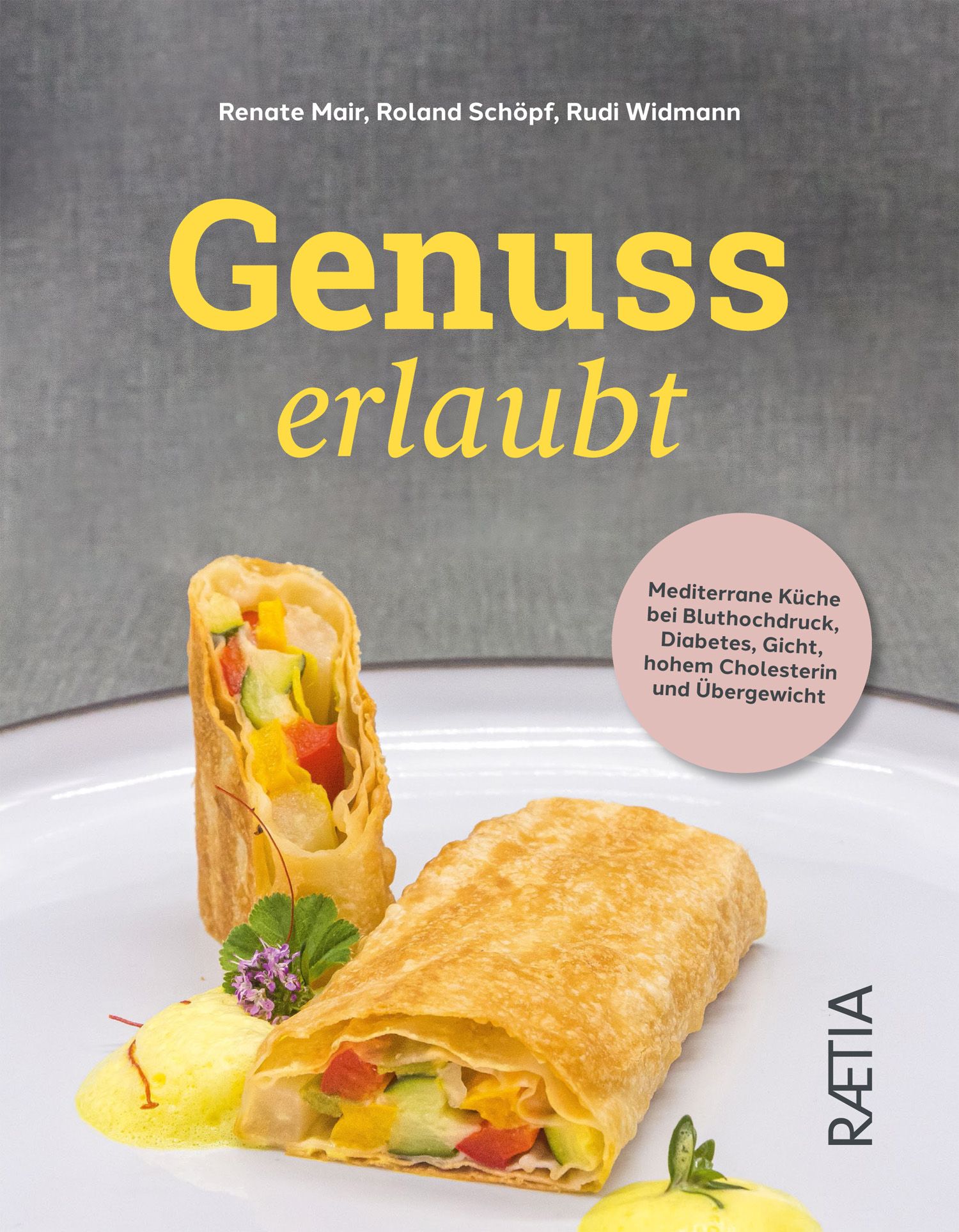 Buchcover mit Titel "Genuss erlaubt". Autoren: Renate Mair, Roland Schöpf, Rudi Widmann. Auf Teller: Gericht mit Gemüse. Verlag: RÄTIA.