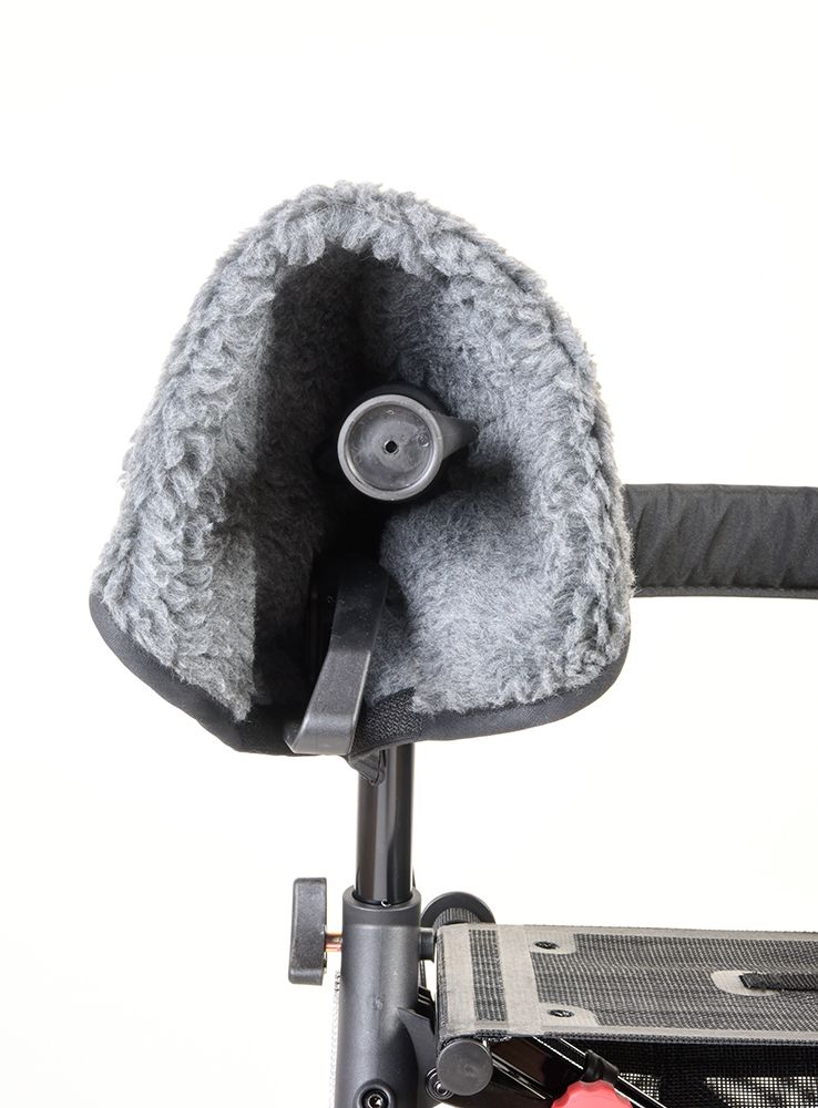 Grauer Handwärmer mit Fellfutter am Rollator. Griff und Halterung sichtbar.
