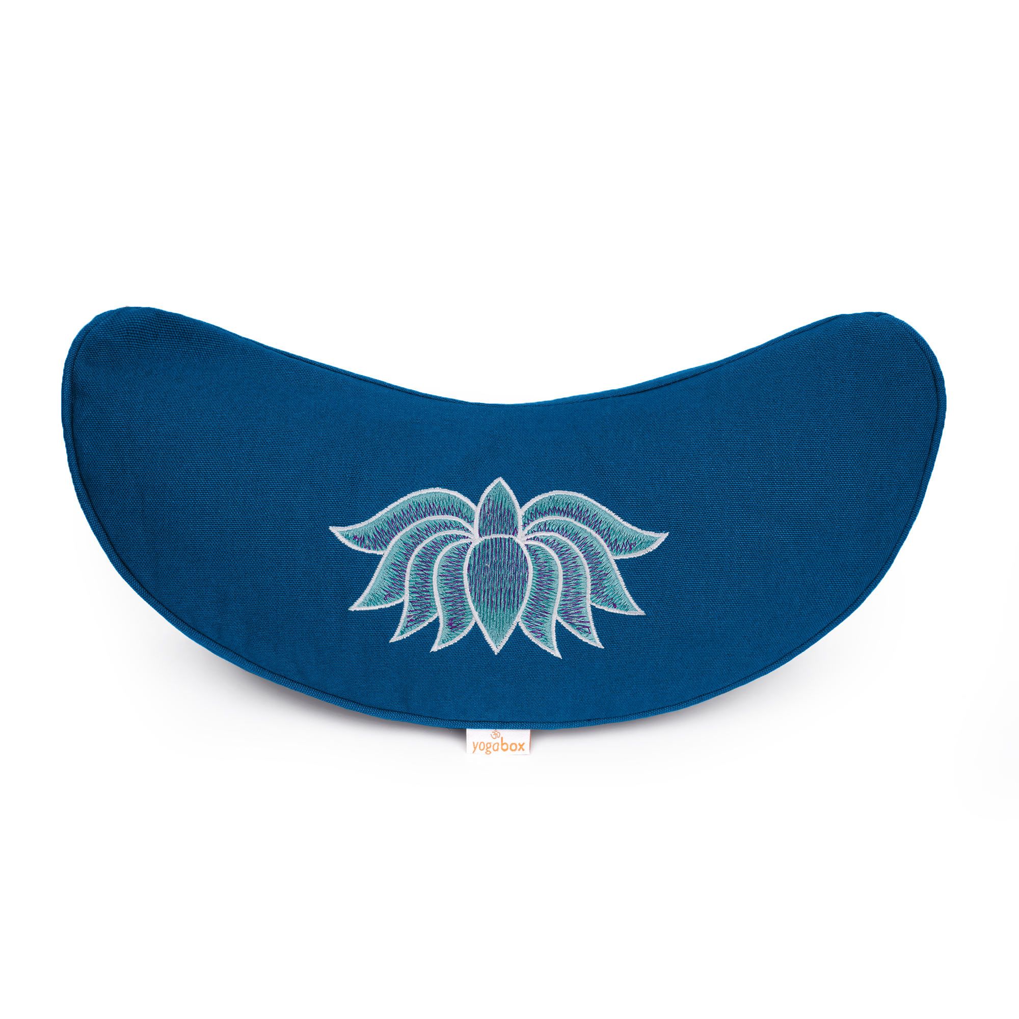 Blaues Halbmond-Kissen mit Lotus-Stickerei und Yogabox-Logo.