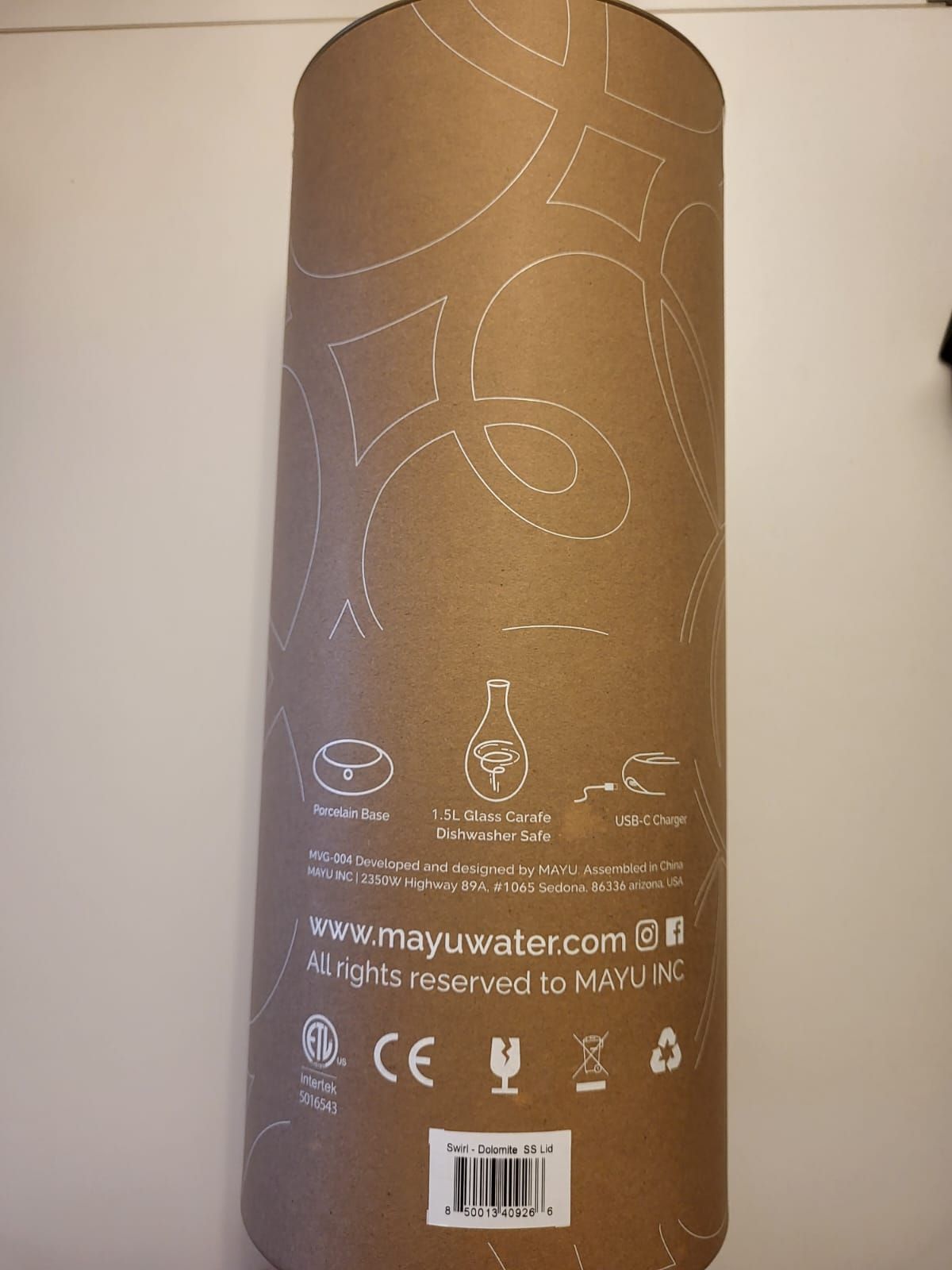 Zylindrische Verpackung. Produktinformationen, Logos, Text. MAYU Water, 1.5L Glas Karaffe, spülmaschinenfest.