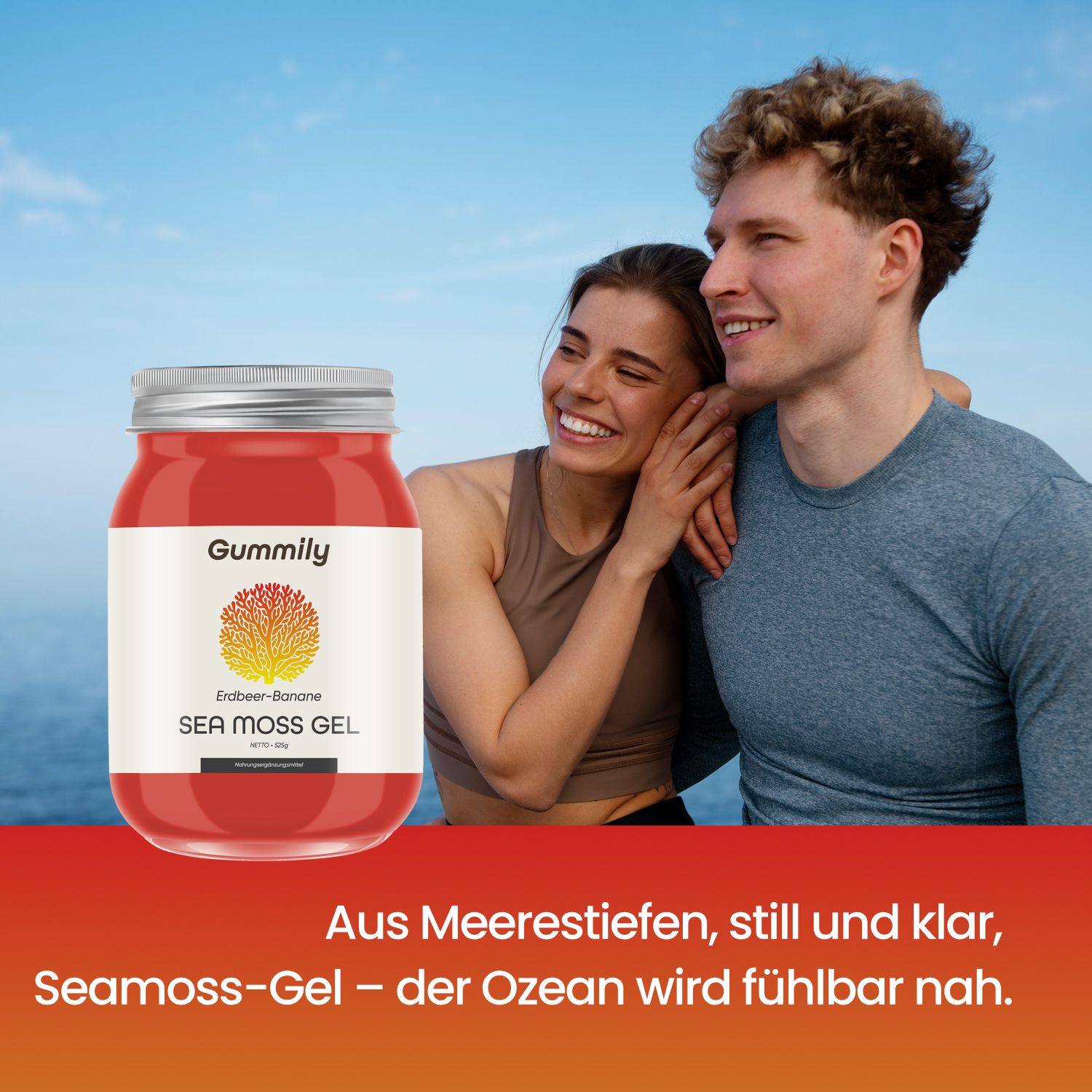 Paar am Meer. Rotes Gel-Glas mit "Gummily", "Sea Moss Gel". Text: "Aus Meerestiefen, still und klar..."