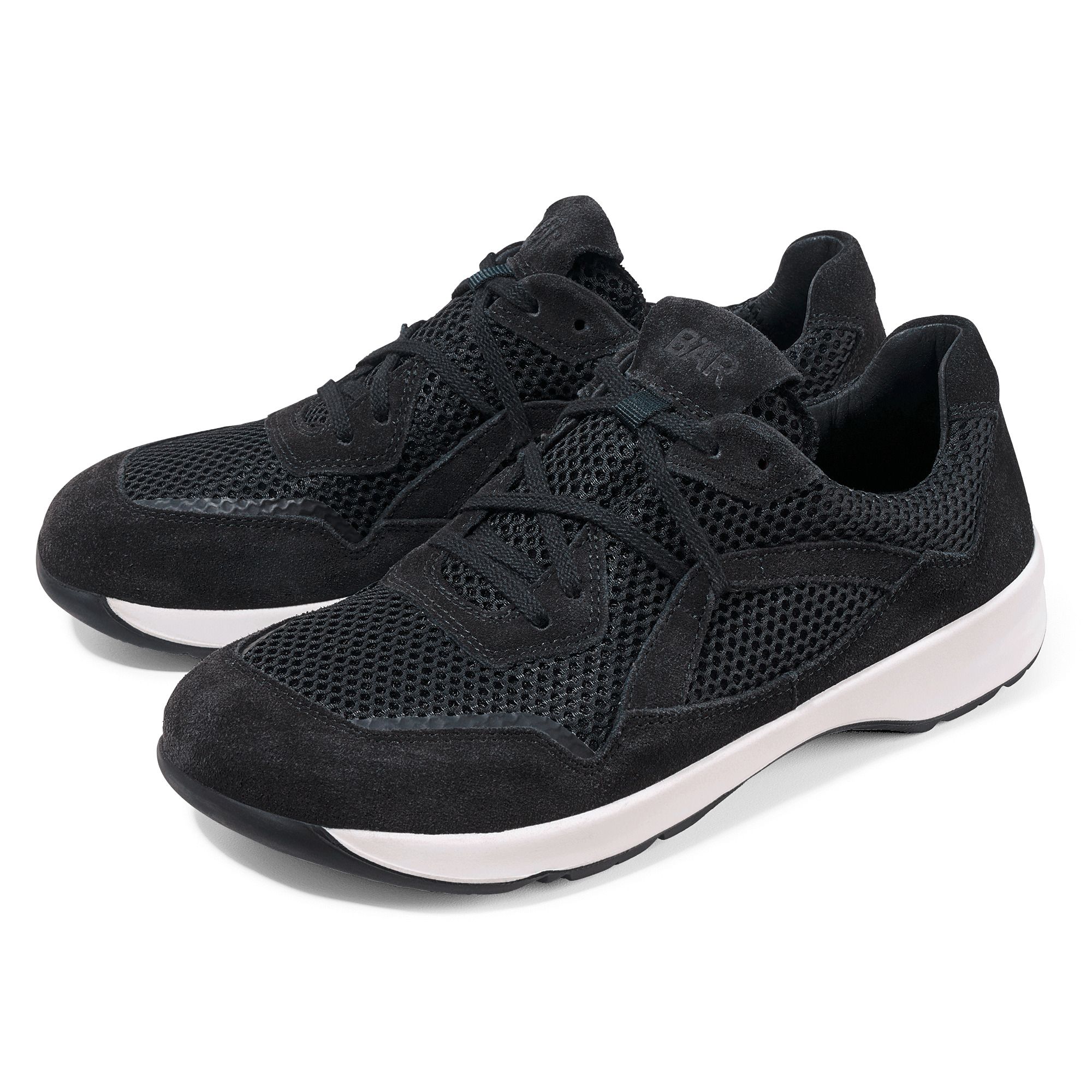 Zwei schwarze BÄR Schuhe LadyMove Damen. Schnürer mit weißer Sohle. Mesh-Einsätze und Wildleder-Details.