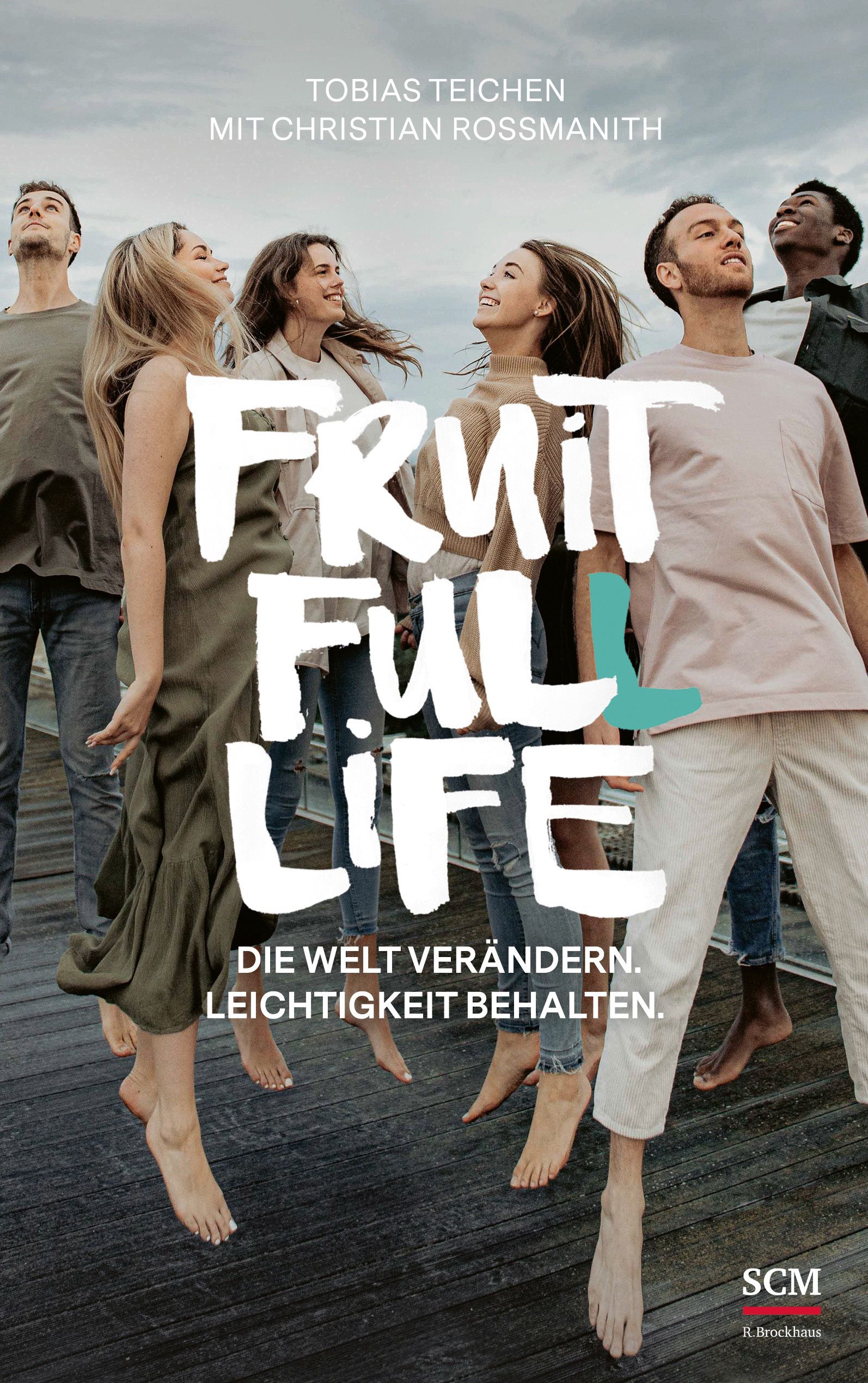 Buchcover mit dem Titel "Fruit Full Life". Mehrere Personen stehen auf einer Holzplattform. Text: Tobias Teichen, Christian Rossmanith.