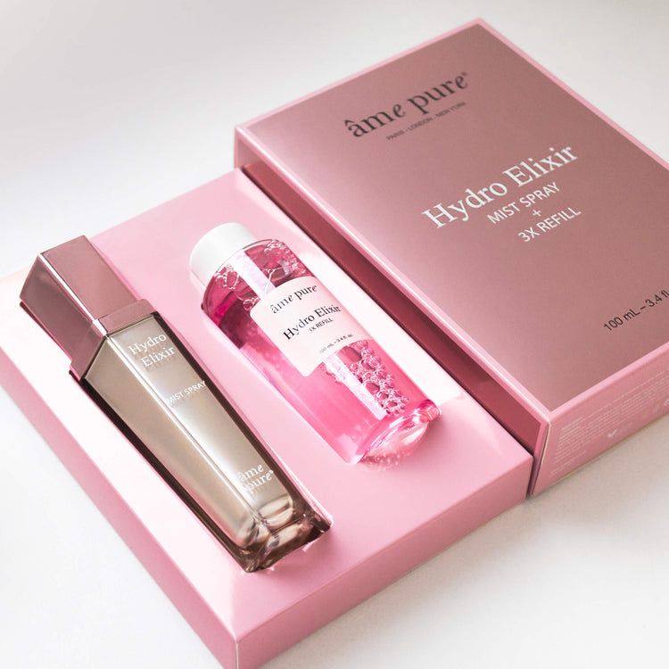Cadeaudoos met twee producten. Een fles en een spray. Op de doos staat 'Hydro Elixir' en 'âme pure'.