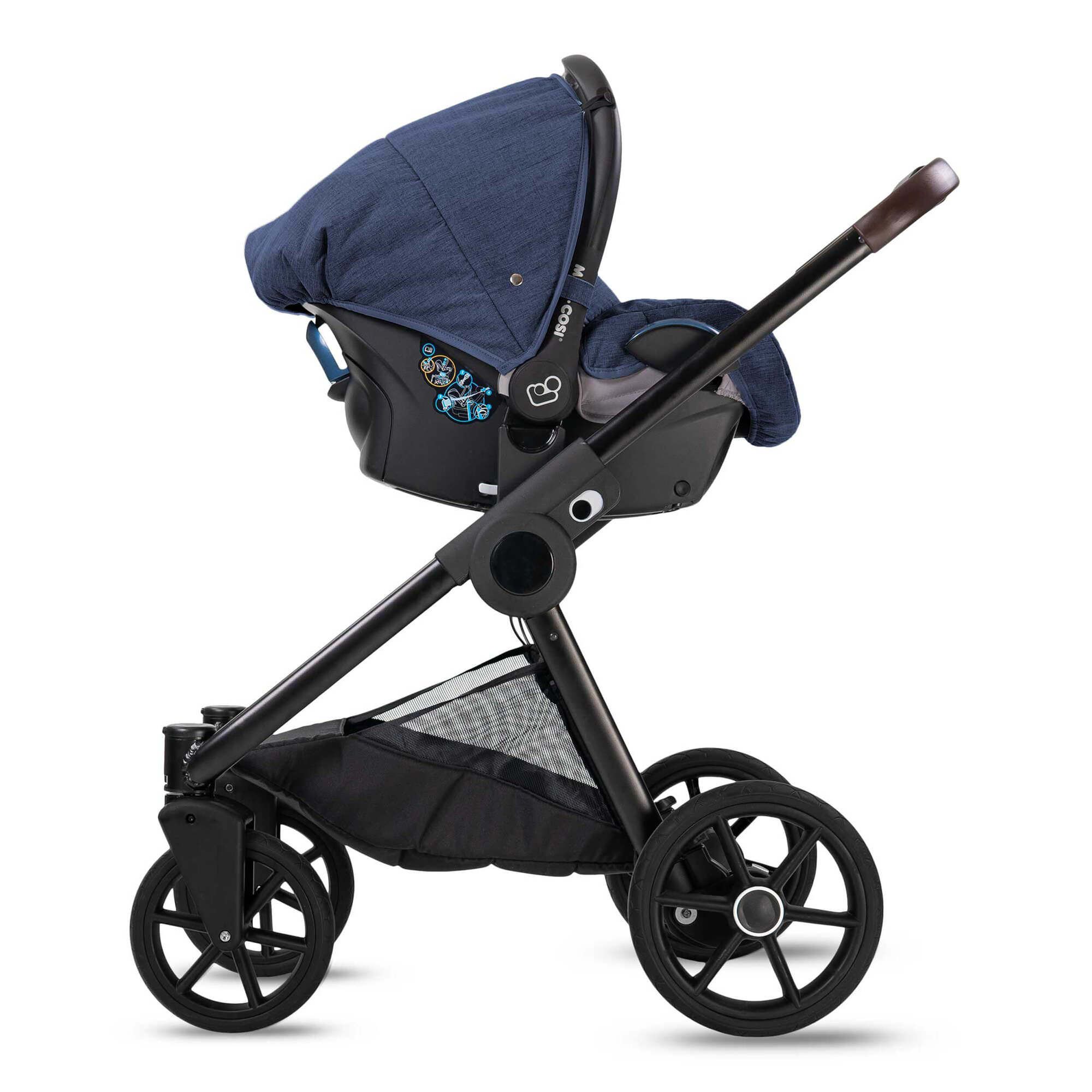 Blauer Kombikinderwagen mit Luftreifen. Seitenansicht mit Babyschale. Schwarzes Gestell, brauner Griff, schwarze Räder.