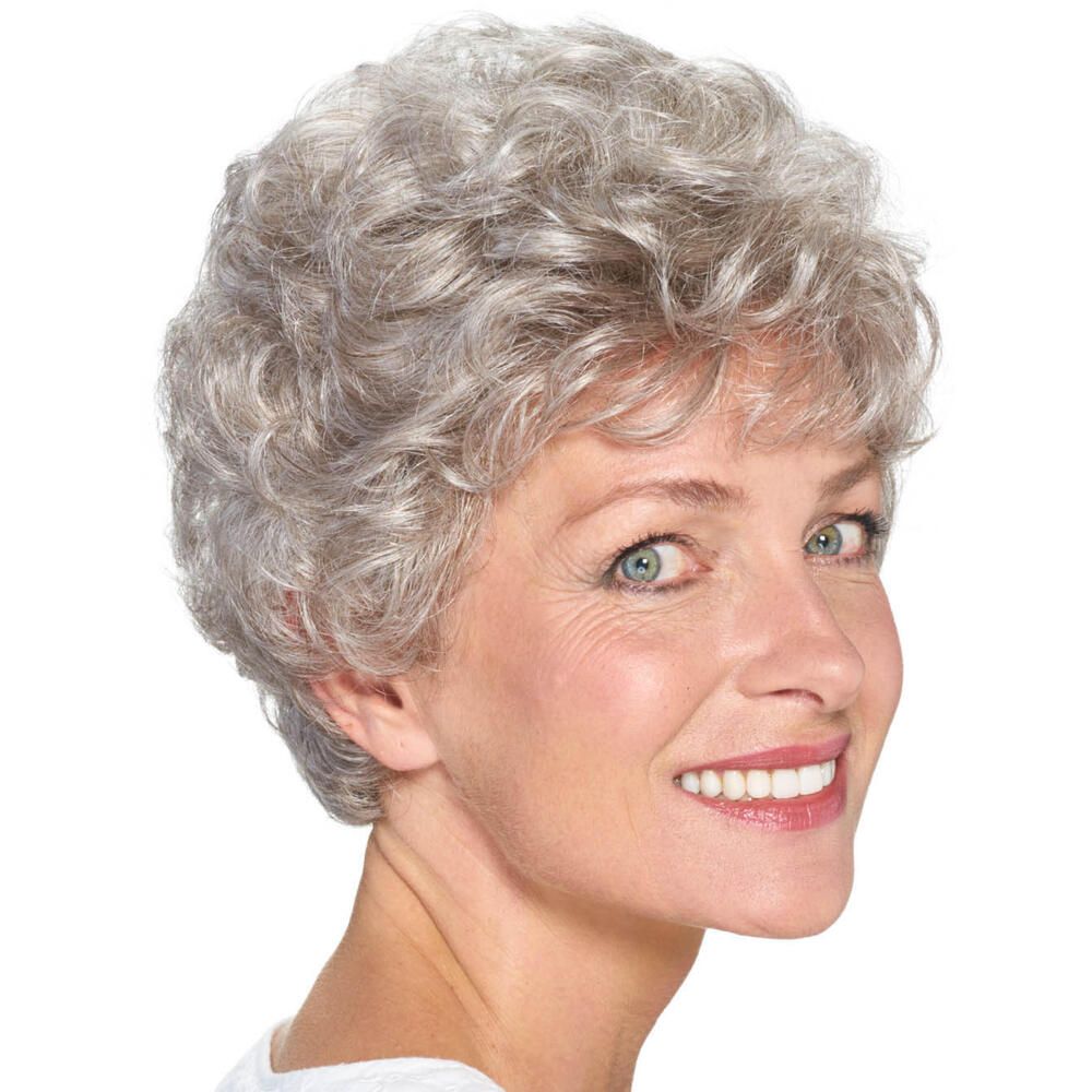 Graue Perücke mit lockigem Haar. Frau blickt in die Kamera. Nahaufnahme.