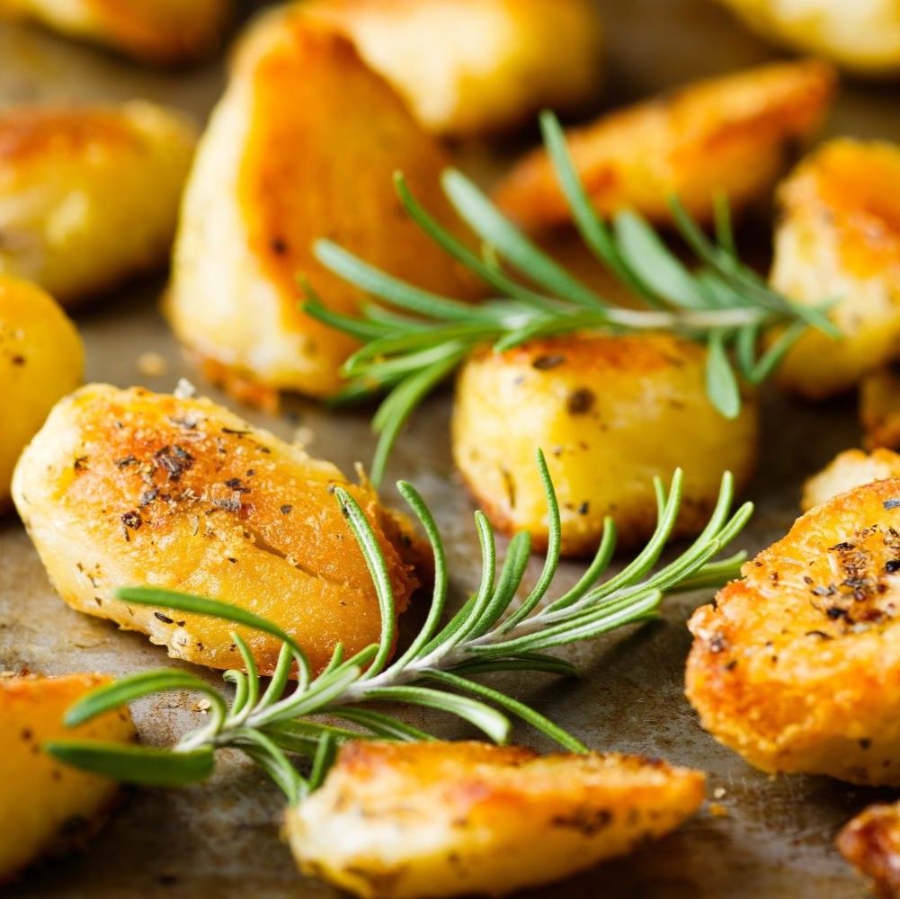Gebratene Kartoffeln mit Rosmarinzweigen. Nahaufnahme. Goldbraune Farbe.