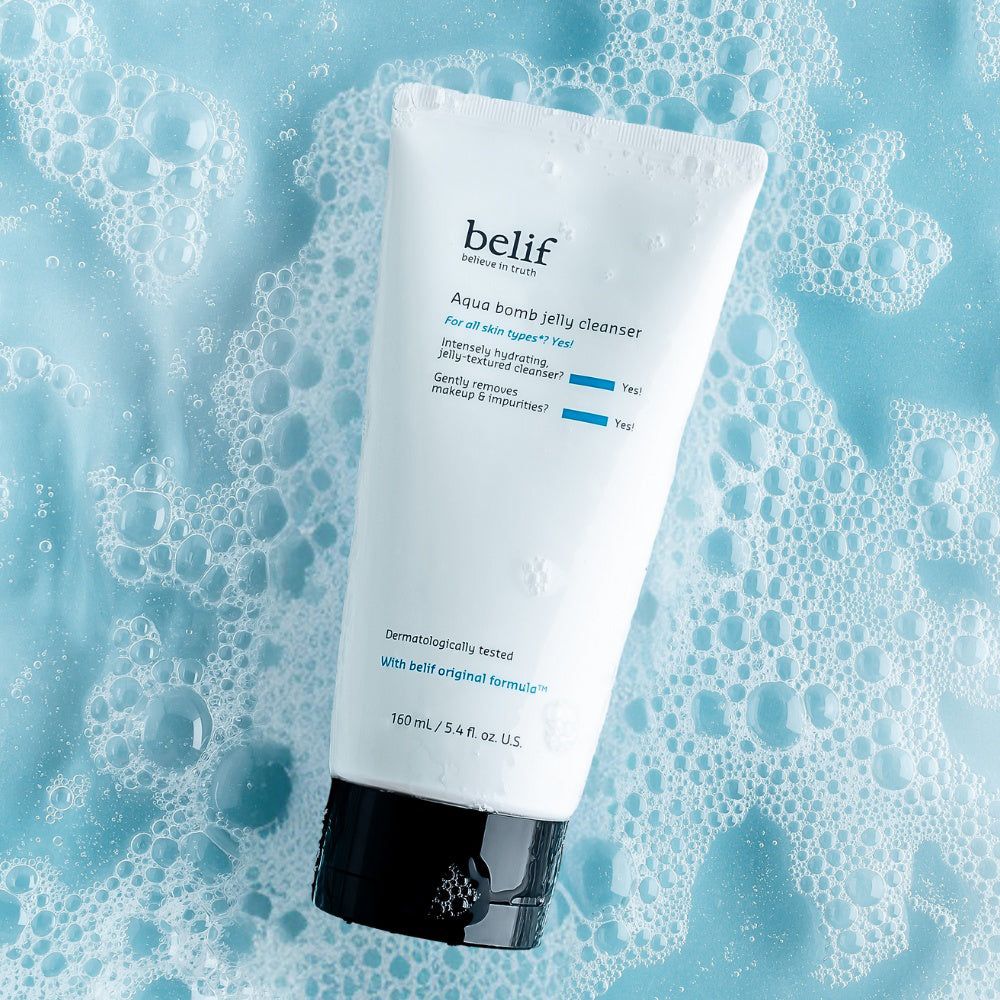Tube Belif Aqua Bomb Jelly Cleanser in Schaum und Blasen.