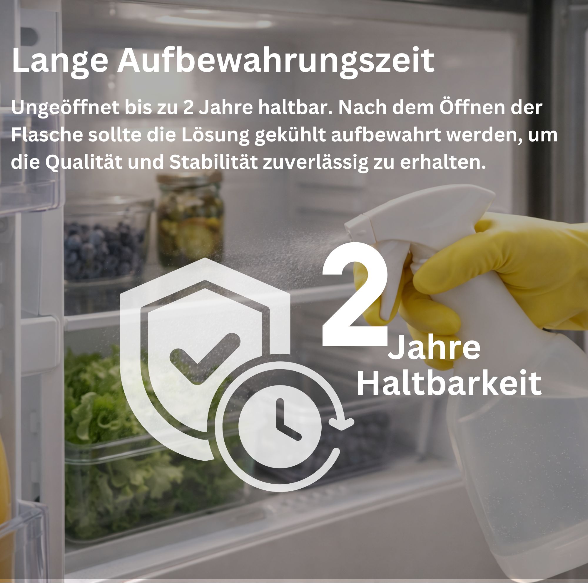 Kühlschrank mit Lebensmitteln. Text: Lange Aufbewahrungszeit, 2 Jahre Haltbarkeit. Person mit gelben Handschuhen sprüht Flüssigkeit.